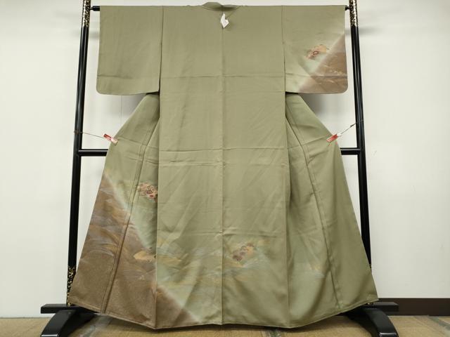 ■■■　サイズ　■■■ 身丈 160cm（肩から） 裄丈 63.5cm 袖丈 49cm　縫込み 6cm 袖幅 33cm 前幅 28cm 後幅 31cm 着物縫いこみ 内揚げ 8cm 裄 お袖側 約4cm　身頃側 約4cm ■■■　商品詳細　■■■ 【正絹・未使用・一つ紋】 状態は特に目立ったシミ汚れなどもなく大変良い状態です。 大変上質な逸品になります。 お安く出品致しますので、是非この機会にいかがでしょうか？ ■■■　注意事項　■■■ ■モニター発色の具合により色合いが異なる場合がございます。 ■寸法は多少の誤差が生じる場合がございますのでご了承ください。 ■縫込みの長さが左右非対称の場合は短い部分を記載しております。 左右非対称であってもご返品・お値引き等の保証は出来かねますので、ご了承の上ご購入をお願い致します。 ■シミ等のチェックには注意を払っておりますが、見落としがある場合もございますし、個人の見解も様々ですので神経質な方のご購入はお控えください。 ■箪笥に入っておりました着物や帯なので畳みシワや匂いがあるものもございます。 ■お休みは基本的に土日祝となりますが、その他臨時でお休みする場合がございますのでご了承ください。 ■商品の発送は平日のみの発送となります。 ■夜間と土曜、日曜日はお問い合わせの回答が遅れる場合がございます。 ■当店では、お直し、紋入れ、お手入れ等は承っておりません。 ■生地の状態（ヤケ、経年劣化等）によってはサイズ直しが出来ない場合がございます。 その点もどうかご了承のうえ、ご購入をお願いいたします。 ■弊社で取り扱う商品は一点ものにつき、時期や在庫状況に応じて金額が変更となる場合がございます。 ■検針は行っておりません。予めご了承いただきますようお願いいたします。 ■【洗える着物】と記載のある商品におきましては、商品お届け後に洗濯を行ってしまってからのご返品にはご対応しかねます。 念の為、専門店でのお手入れをお願いいたします。 ■写真に写っている物が全てになります。それ以外の付属品はございませんのでご了承ください。 ■状態に関する写真につきましては、掲載可能な写真枚数に限りがあるため、各箇所につき1枚参考画像を掲載しております。 ■着物のサイズ目安は下記を参考ください↓ ＜女性着物＞　お端折り次第で＋5cm　－1cmが着用可能サイズ 　例）身丈170cmの場合、身長160cm～175cm ＜男性着物＞　身丈＋約25cm～27cm程が適応身長 　例）身丈155cmの場合、身長180～182cm