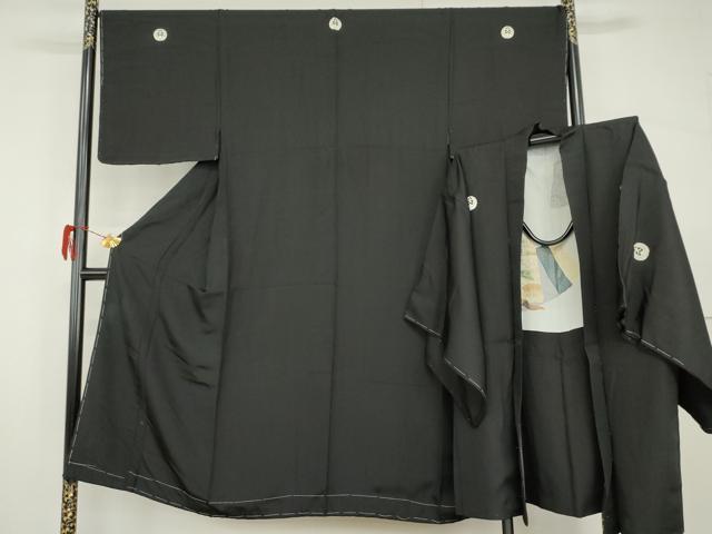 ■■■　サイズ　■■■ 【着物】 身丈 142.5cm（肩から） 裄丈 69cm 袖丈 49cm　縫込み 2cm 袖幅 34.5cm 前幅 24cm 後幅 29.5cm 着物縫いこみ 内揚げ 5.5cm 裄 お袖側 約0cm　身頃側 約1cm 【羽織】 身丈 90cm（肩から） 裄丈 69.5cm 袖丈 49cm　縫込み 2.5cm 袖幅 35cm 前幅 20cm 後幅 30cm 裄 お袖側 約0cm　身頃側 約1cm ■■■　商品詳細　■■■ 【正絹・未使用・五つ紋】 着物の状態は接写画像のように上前おくみ・上前に薄い汚れがございますが その他特に目立ったシミ汚れなどもなく大変良い状態です。 羽織の状態は接写画像のように袖付付近に薄い汚れがございますが その他特に目立ったシミ汚れなどもなく大変良い状態です。 大変上質な逸品になります。 お安く出品致しますので、是非この機会にいかがでしょうか？ ■■■　注意事項　■■■ ■モニター発色の具合により色合いが異なる場合がございます。 ■寸法は多少の誤差が生じる場合がございますのでご了承ください。 ■縫込みの長さが左右非対称の場合は短い部分を記載しております。 左右非対称であってもご返品・お値引き等の保証は出来かねますので、ご了承の上ご購入をお願い致します。 ■シミ等のチェックには注意を払っておりますが、見落としがある場合もございますし、個人の見解も様々ですので神経質な方のご購入はお控えください。 ■箪笥に入っておりました着物や帯なので畳みシワや匂いがあるものもございます。 ■お休みは基本的に土日祝となりますが、その他臨時でお休みする場合がございますのでご了承ください。 ■商品の発送は平日のみの発送となります。 ■夜間と土曜、日曜日はお問い合わせの回答が遅れる場合がございます。 ■当店では、お直し、紋入れ、お手入れ等は承っておりません。 ■生地の状態（ヤケ、経年劣化等）によってはサイズ直しが出来ない場合がございます。 その点もどうかご了承のうえ、ご購入をお願いいたします。 ■弊社で取り扱う商品は一点ものにつき、時期や在庫状況に応じて金額が変更となる場合がございます。 ■検針は行っておりません。予めご了承いただきますようお願いいたします。 ■【洗える着物】と記載のある商品におきましては、商品お届け後に洗濯を行ってしまってからのご返品にはご対応しかねます。 念の為、専門店でのお手入れをお願いいたします。 ■着物のサイズ目安は下記を参考ください↓ ＜女性着物＞　お端折り次第で＋5cm　−1cmが着用可能サイズ 　例）身丈170cmの場合、身長160cm〜175cm ＜男性着物＞　身丈＋約25cm〜27cm程が適応身長 　例）身丈155cmの場合、身長180〜182cm