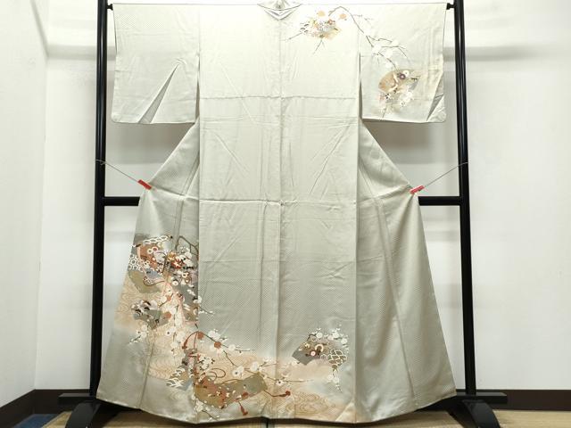 ■■■　サイズ　■■■ 身丈 158.5cm（肩から） 裄丈 65cm 袖丈 48cm　縫込み 4cm 袖幅 33cm 前幅 24.5cm 後幅 30.5cm 着物縫いこみ 内揚げ 7.5cm 裄 お袖側 約1.5cm　身頃側 約1.5cm ■■■　商品詳細　■■■ 【正絹】 状態は接写画像のように表地所々・衿山に薄い汚れがございます。 大変上質な逸品になりますのでぜひお手入れをされてお召しになられてはいかがでしょうか。 お安く出品致しますので、是非この機会にいかがでしょうか？ ■■■　注意事項　■■■ ■モニター発色の具合により色合いが異なる場合がございます。 ■寸法は多少の誤差が生じる場合がございますのでご了承ください。 ■縫込みの長さが左右非対称の場合は短い部分を記載しております。 左右非対称であってもご返品・お値引き等の保証は出来かねますので、ご了承の上ご購入をお願い致します。 ■シミ等のチェックには注意を払っておりますが、見落としがある場合もございますし、個人の見解も様々ですので神経質な方のご購入はお控えください。 ■箪笥に入っておりました着物や帯なので畳みシワや匂いがあるものもございます。 ■お休みは基本的に土日祝となりますが、その他臨時でお休みする場合がございますのでご了承ください。 ■商品の発送は平日のみの発送となります。 ■夜間と土曜、日曜日はお問い合わせの回答が遅れる場合がございます。 ■当店では、お直し、紋入れ、お手入れ等は承っておりません。 ■生地の状態（ヤケ、経年劣化等）によってはサイズ直しが出来ない場合がございます。 その点もどうかご了承のうえ、ご購入をお願いいたします。 ■弊社で取り扱う商品は一点ものにつき、時期や在庫状況に応じて金額が変更となる場合がございます。 ■検針は行っておりません。予めご了承いただきますようお願いいたします。 ■【洗える着物】と記載のある商品におきましては、商品お届け後に洗濯を行ってしまってからのご返品にはご対応しかねます。 念の為、専門店でのお手入れをお願いいたします。 ■着物のサイズ目安は下記を参考ください↓ ＜女性着物＞　お端折り次第で＋5?　−10?が着用可能サイズ 　例）身丈170?の場合、身長160?〜175? ＜男性着物＞　身丈＋約25?〜27?程が適応身長 　例）身丈155?の場合、身長180〜182?