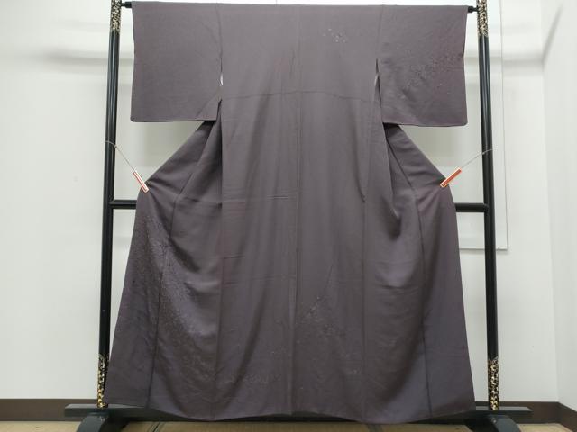 ■■■　サイズ　■■■ 身丈 156cm（肩から） 裄丈 63cm 袖丈 47cm　縫込み 6cm 袖幅 32cm 前幅 24cm 後幅 29.5cm 着物縫いこみ 内揚げ 8cm 裄 お袖側 約3cm　身頃側 約5cm ■■■　商品詳細　■■■ 【正絹】 状態は接写画像のように衿山・右袖前に薄い汚れがございますが その他特に目立ったシミ汚れなどもなく大変良い状態です。 大変上質な逸品になります。 お安く出品致しますので、是非この機会にいかがでしょうか？ ■■■　注意事項　■■■ ■モニター発色の具合により色合いが異なる場合がございます。 ■寸法は多少の誤差が生じる場合がございますのでご了承ください。 ■縫込みの長さが左右非対称の場合は短い部分を記載しております。 左右非対称であってもご返品・お値引き等の保証は出来かねますので、ご了承の上ご購入をお願い致します。 ■シミ等のチェックには注意を払っておりますが、見落としがある場合もございますし、個人の見解も様々ですので神経質な方のご購入はお控えください。 ■箪笥に入っておりました着物や帯なので畳みシワや匂いがあるものもございます。 ■お休みは基本的に土日祝となりますが、その他臨時でお休みする場合がございますのでご了承ください。 ■商品の発送は平日のみの発送となります。 ■夜間と土曜、日曜日はお問い合わせの回答が遅れる場合がございます。 ■当店では、お直し、紋入れ、お手入れ等は承っておりません。 ■生地の状態（ヤケ、経年劣化等）によってはサイズ直しが出来ない場合がございます。 その点もどうかご了承のうえ、ご購入をお願いいたします。 ■弊社で取り扱う商品は一点ものにつき、時期や在庫状況に応じて金額が変更となる場合がございます。 ■検針は行っておりません。予めご了承いただきますようお願いいたします。 ■【洗える着物】と記載のある商品におきましては、商品お届け後に洗濯を行ってしまってからのご返品にはご対応しかねます。 念の為、専門店でのお手入れをお願いいたします。 ■着物のサイズ目安は下記を参考ください↓ ＜女性着物＞　お端折り次第で＋5cm　−1cmが着用可能サイズ 　例）身丈170cmの場合、身長160cm〜175cm ＜男性着物＞　身丈＋約25cm〜27cm程が適応身長 　例）身丈155cmの場合、身長180〜182cm