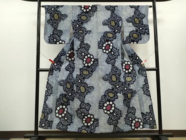 ■■■　サイズ　■■■ 身丈 152cm（肩から） 裄丈 64cm 袖丈 47cm　縫込み 2.5cm 袖幅 33cm 前幅 24cm 後幅 29cm 着物縫いこみ 内揚げ 0cm 裄 お袖側 約1cm　身頃側 約2.5cm ■■■　商品詳細　■■■ 【綿】 状態は接写画像のように表地所々・裏地に薄い汚れ、表地所々に染移りがございます。 人気の高い“有松鳴海絞り”の浴衣でございます。 “鳴海絞り”ならではの表情を生み出す立体感と 淡いぼかしで息を吹き込まれ、 今にも動き出しそうな迫力を放っております。 夏祭りや花火大会、これから増えるイベントに連れ立って、 より夏をお楽しみ下さいませ。 大変上質な逸品になりますので ぜひお手入れをされてお召しになられてはいかがでしょうか。 お安く出品致しますので、是非この機会にいかがでしょうか？ ■■■　注意事項　■■■ ■モニター発色の具合により色合いが異なる場合がございます。 ■寸法は多少の誤差が生じる場合がございますのでご了承ください。 ■縫込みの長さが左右非対称の場合は短い部分を記載しております。 左右非対称であってもご返品・お値引き等の保証は出来かねますので、ご了承の上ご購入をお願い致します。 ■シミ等のチェックには注意を払っておりますが、見落としがある場合もございますし、個人の見解も様々ですので神経質な方のご購入はお控えください。 ■箪笥に入っておりました着物や帯なので畳みシワや匂いがあるものもございます。 ■お休みは基本的に土日祝となりますが、その他臨時でお休みする場合がございますのでご了承ください。 ■商品の発送は平日のみの発送となります。 ■夜間と土曜、日曜日はお問い合わせの回答が遅れる場合がございます。 ■当店では、お直し、紋入れ、お手入れ等は承っておりません。 ■生地の状態（ヤケ、経年劣化等）によってはサイズ直しが出来ない場合がございます。 その点もどうかご了承のうえ、ご購入をお願いいたします。 ■弊社で取り扱う商品は一点ものにつき、時期や在庫状況に応じて金額が変更となる場合がございます。 ■検針は行っておりません。予めご了承いただきますようお願いいたします。 ■【洗える着物】と記載のある商品におきましては、商品お届け後に洗濯を行ってしまってからのご返品にはご対応しかねます。 念の為、専門店でのお手入れをお願いいたします。 ■写真に写っている物が全てになります。それ以外の付属品はございませんのでご了承ください。 ■状態に関する写真につきましては、掲載可能な写真枚数に限りがあるため、各箇所につき1枚参考画像を掲載しております。 ■着物のサイズ目安は下記を参考ください↓ ＜女性着物＞　お端折り次第で＋5cm　－1cmが着用可能サイズ 　例）身丈170cmの場合、身長160cm～175cm ＜男性着物＞　身丈＋約25cm～27cm程が適応身長 　例）身丈155cmの場合、身長180～182cm