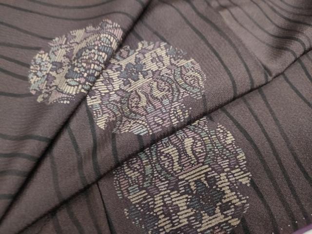 ■■■　サイズ　■■■ 身丈 157cm（肩から） 裄丈 68cm 袖丈 47.5cm　縫込み 8cm 袖幅 35cm 前幅 29cm 後幅 30.5cm 着物縫いこみ 内揚げ 13cm 裄 お袖側 約3cm　身頃側 約3cm ■■■　商品詳細　■■■ 【正絹】 状態は接写画像のように上前・左袖前・衿山に薄い汚れがございますが その他特に目立ったシミ汚れなどもなく大変良い状態です。 大変上質な逸品になります。 お安く出品致しますので、是非この機会にいかがでしょうか？ ■■■　注意事項　■■■ ■モニター発色の具合により色合いが異なる場合がございます。 ■寸法は多少の誤差が生じる場合がございますのでご了承ください。 ■シミ等のチェックには注意を払っておりますが、見落としがある場合もございますし、個人の見解も様々ですので神経質な方のご購入はお控えください。 ■箪笥に入っておりました着物や帯なので畳みシワや匂いがあるものもございます。 ■お休みは基本的に土日祝となりますが、その他臨時でお休みする場合がございますのでご了承ください。 ■商品の発送は平日のみの発送となります。 ■夜間と土曜、日曜日はお問い合わせの回答が遅れる場合がございます。 ■当店では、お直し、紋入れ、お手入れ等は承っておりません。 ■生地の状態（ヤケ、経年劣化等）によってはサイズ直しが出来ない場合がございます。 その点もどうかご了承のうえ、ご購入をお願いいたします。 ■着物のサイズ目安は下記を参考ください↓ ＜女性着物＞　身長-10cm+5cmが着用可能サイズ(お端折り次第) 　例）身長160cmの方→着物身丈150cm〜165cm ＜男性着物＞　身長-27cm ±5cmが着用可能サイズ 　例）身長170cmの方→着物身丈138cm〜148cm