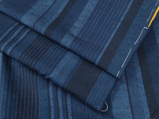 ■■■　サイズ　■■■ 身丈 161cm（肩から） 裄丈 65.5cm 袖丈 49cm　縫込み 4cm 袖幅 34cm 前幅 25cm 後幅 30cm 着物縫いこみ 内揚げ 4.5cm 裄 お袖側 約4cm　身頃側 約4cm ■■■　商品詳細　■■■ 【正絹・未使用】 状態は特に目立ったシミ汚れなどもなく大変良い状態です。 大変上質な逸品になります。 お安く出品致しますので、是非この機会にいかがでしょうか？ ■■■　注意事項　■■■ ■モニター発色の具合により色合いが異なる場合がございます。 ■寸法は多少の誤差が生じる場合がございますのでご了承ください。 ■縫込みの長さが左右非対称の場合は短い部分を記載しております。 左右非対称であってもご返品・お値引き等の保証は出来かねますので、ご了承の上ご購入をお願い致します。 ■シミ等のチェックには注意を払っておりますが、見落としがある場合もございますし、個人の見解も様々ですので神経質な方のご購入はお控えください。 ■箪笥に入っておりました着物や帯なので畳みシワや匂いがあるものもございます。 ■お休みは基本的に土日祝となりますが、その他臨時でお休みする場合がございますのでご了承ください。 ■商品の発送は平日のみの発送となります。 ■夜間と土曜、日曜日はお問い合わせの回答が遅れる場合がございます。 ■当店では、お直し、紋入れ、お手入れ等は承っておりません。 ■生地の状態（ヤケ、経年劣化等）によってはサイズ直しが出来ない場合がございます。 その点もどうかご了承のうえ、ご購入をお願いいたします。 ■弊社で取り扱う商品は一点ものにつき、時期や在庫状況に応じて金額が変更となる場合がございます。 ■検針は行っておりません。予めご了承いただきますようお願いいたします。 ■【洗える着物】と記載のある商品におきましては、商品お届け後に洗濯を行ってしまってからのご返品にはご対応しかねます。 念の為、専門店でのお手入れをお願いいたします。 ■着物のサイズ目安は下記を参考ください↓ ＜女性着物＞　お端折り次第で＋5?　−10?が着用可能サイズ 　例）身丈170?の場合、身長160?〜175? ＜男性着物＞　身丈＋約25?〜27?程が適応身長 　例）身丈155?の場合、身長180〜182?