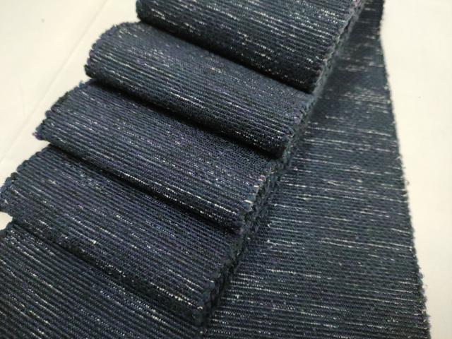 ■■■　サイズ　■■■ 長さ 370cm 幅 9cm程 ■■■　商品詳細　■■■ 【正絹】 状態は接写画像のように裏面に薄い汚れがございますが その他特に目立ったシミ汚れなどもなく大変良い状態です。 大変上質な逸品になります。 お安く出品致しますので、是非この機会にいかがでしょうか？ ■■■　注意事項　■■■ ■モニター発色の具合により色合いが異なる場合がございます。 ■寸法は多少の誤差が生じる場合がございますのでご了承ください。 ■縫込みの長さが左右非対称の場合は短い部分を記載しております。 左右非対称であってもご返品・お値引き等の保証は出来かねますので、ご了承の上ご購入をお願い致します。 ■シミ等のチェックには注意を払っておりますが、見落としがある場合もございますし、個人の見解も様々ですので神経質な方のご購入はお控えください。 ■箪笥に入っておりました着物や帯なので畳みシワや匂いがあるものもございます。 ■お休みは基本的に土日祝となりますが、その他臨時でお休みする場合がございますのでご了承ください。 ■商品の発送は平日のみの発送となります。 ■夜間と土曜、日曜日はお問い合わせの回答が遅れる場合がございます。 ■当店では、お直し、紋入れ、お手入れ等は承っておりません。 ■生地の状態（ヤケ、経年劣化等）によってはサイズ直しが出来ない場合がございます。 その点もどうかご了承のうえ、ご購入をお願いいたします。 ■弊社で取り扱う商品は一点ものにつき、時期や在庫状況に応じて金額が変更となる場合がございます。 ■検針は行っておりません。予めご了承いただきますようお願いいたします。 ■【洗える着物】と記載のある商品におきましては、商品お届け後に洗濯を行ってしまってからのご返品にはご対応しかねます。 念の為、専門店でのお手入れをお願いいたします。 ■着物のサイズ目安は下記を参考ください↓ ＜女性着物＞　お端折り次第で＋5cm　−1cmが着用可能サイズ 　例）身丈170cmの場合、身長160cm〜175cm ＜男性着物＞　身丈＋約25cm〜27cm程が適応身長 　例）身丈155cmの場合、身長180〜182cm