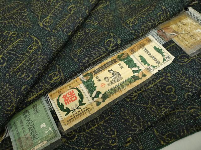 ■■■　サイズ　■■■ 身丈 160cm（肩から） 裄丈 64cm 袖丈 49.5cm　縫込み 4cm 袖幅 32.5cm 前幅 24cm 後幅 29.5cm 着物縫いこみ 内揚げ 0cm 裄 お袖側 約4cm　身頃側 約5cm ■■■　商品詳細　■■■ 【正絹】 状態は接写画像のように胴裏・衿裏に薄い汚れがございますが その他特に目立ったシミ汚れなどもなく大変良い状態です。 着物は人とともに、またそれ以上に永くある、生きた証となるようなもの。 その重みを負えるほどの「もの」はあまり多くはありません。 本場結城紬は、そうした数すくないもののひとつです。 「三代着て味が出る」といわれる紬の最高峰「結城」は、 茨城県や栃木県が主な生産地で、軽くてふんわり暖かく 身体を包み込んでくれるような布地と、独特の風合いが魅力的な絹織物です。 大変上質な逸品になります。 お安く出品致しますので、是非この機会にいかがでしょうか？ ■■■　注意事項　■■■ ■モニター発色の具合により色合いが異なる場合がございます。 ■寸法は多少の誤差が生じる場合がございますのでご了承ください。 ■縫込みの長さが左右非対称の場合は短い部分を記載しております。 左右非対称であってもご返品・お値引き等の保証は出来かねますので、ご了承の上ご購入をお願い致します。 ■シミ等のチェックには注意を払っておりますが、見落としがある場合もございますし、個人の見解も様々ですので神経質な方のご購入はお控えください。 ■箪笥に入っておりました着物や帯なので畳みシワや匂いがあるものもございます。 ■お休みは基本的に土日祝となりますが、その他臨時でお休みする場合がございますのでご了承ください。 ■商品の発送は平日のみの発送となります。 ■夜間と土曜、日曜日はお問い合わせの回答が遅れる場合がございます。 ■当店では、お直し、紋入れ、お手入れ等は承っておりません。 ■生地の状態（ヤケ、経年劣化等）によってはサイズ直しが出来ない場合がございます。 その点もどうかご了承のうえ、ご購入をお願いいたします。 ■弊社で取り扱う商品は一点ものにつき、時期や在庫状況に応じて金額が変更となる場合がございます。 ■検針は行っておりません。予めご了承いただきますようお願いいたします。 ■【洗える着物】と記載のある商品におきましては、商品お届け後に洗濯を行ってしまってからのご返品にはご対応しかねます。 念の為、専門店でのお手入れをお願いいたします。 ■着物のサイズ目安は下記を参考ください↓ ＜女性着物＞　お端折り次第で＋5cm　−1cmが着用可能サイズ 　例）身丈170cmの場合、身長160cm〜175cm ＜男性着物＞　身丈＋約25cm〜27cm程が適応身長 　例）身丈155cmの場合、身長180〜182cm