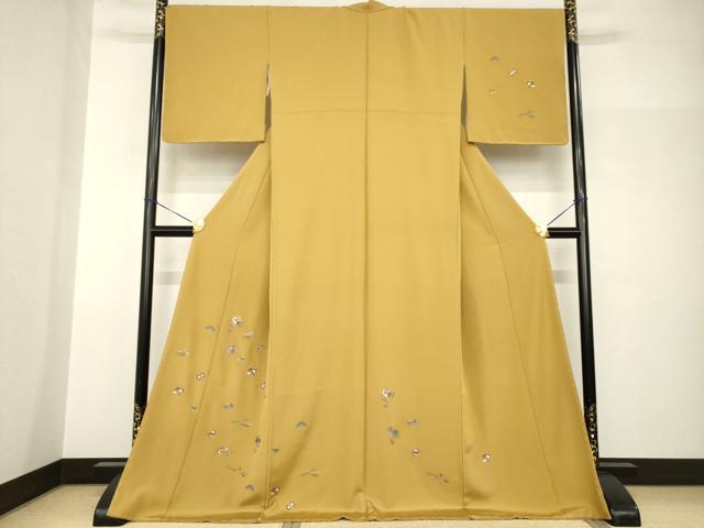■■■　サイズ　■■■ 身丈 172cm（肩から） 裄丈 69cm 袖丈 49cm　縫込み 5.5cm 袖幅 34cm 前幅 27cm 後幅 30.5cm 着物縫いこみ 内揚げ 2.5cm 裄 お袖側 約2.5cm　身頃側 約2.5cm ■■■　商品詳細　■■■ 【正絹】 状態は特に目立ったシミ汚れなどもなく大変良い状態です。 大変上質な逸品になります。 お安く出品致しますので、是非この機会にいかがでしょうか？ ■■■　注意事項　■■■ ■モニター発色の具合により色合いが異なる場合がございます。 ■寸法は多少の誤差が生じる場合がございますのでご了承ください。 ■縫込みの長さが左右非対称の場合は短い部分を記載しております。 左右非対称であってもご返品・お値引き等の保証は出来かねますので、ご了承の上ご購入をお願い致します。 ■シミ等のチェックには注意を払っておりますが、見落としがある場合もございますし、個人の見解も様々ですので神経質な方のご購入はお控えください。 ■箪笥に入っておりました着物や帯なので畳みシワや匂いがあるものもございます。 ■お休みは基本的に土日祝となりますが、その他臨時でお休みする場合がございますのでご了承ください。 ■商品の発送は平日のみの発送となります。 ■夜間と土曜、日曜日はお問い合わせの回答が遅れる場合がございます。 ■当店では、お直し、紋入れ、お手入れ等は承っておりません。 ■生地の状態（ヤケ、経年劣化等）によってはサイズ直しが出来ない場合がございます。 その点もどうかご了承のうえ、ご購入をお願いいたします。 ■弊社で取り扱う商品は一点ものにつき、時期や在庫状況に応じて金額が変更となる場合がございます。 ■検針は行っておりません。予めご了承いただきますようお願いいたします。 ■【洗える着物】と記載のある商品におきましては、商品お届け後に洗濯を行ってしまってからのご返品にはご対応しかねます。 念の為、専門店でのお手入れをお願いいたします。 ■着物のサイズ目安は下記を参考ください↓ ＜女性着物＞　お端折り次第で＋5cm　−1cmが着用可能サイズ 　例）身丈170cmの場合、身長160cm〜175cm ＜男性着物＞　身丈＋約25cm〜27cm程が適応身長 　例）身丈155cmの場合、身長180〜182cm
