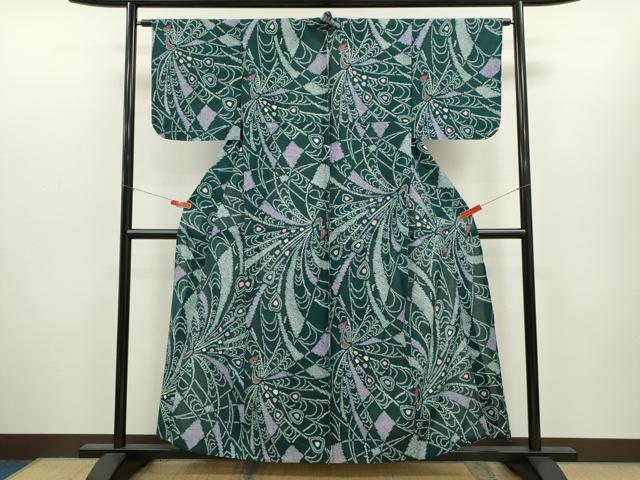 ■■■　サイズ　■■■ 身丈 154cm（肩から） 裄丈 64cm 袖丈 44.5cm　縫込み 4.5cm 袖幅 32cm 前幅 27cm 後幅 31.5cm 着物縫いこみ 内揚げ 0cm 裄 お袖側 約2.5cm　身頃側 約2.5cm ■■■　商品詳細　■■■ 【綿・未使用】 状態は特に目立ったシミ汚れなどもなく大変良い状態です。 人気の高い“有松鳴海絞り”の浴衣でございます。 “鳴海絞り”ならではの表情を生み出す立体感と 淡いぼかしで息を吹き込まれ、 今にも動き出しそうな迫力を放っております。 夏祭りや花火大会、これから増えるイベントに連れ立って、 より夏をお楽しみ下さいませ。 大変上質な逸品になります。 お安く出品致しますので、是非この機会にいかがでしょうか？ ■■■　注意事項　■■■ ■モニター発色の具合により色合いが異なる場合がございます。 ■寸法は多少の誤差が生じる場合がございますのでご了承ください。 ■縫込みの長さが左右非対称の場合は短い部分を記載しております。 左右非対称であってもご返品・お値引き等の保証は出来かねますので、ご了承の上ご購入をお願い致します。 ■シミ等のチェックには注意を払っておりますが、見落としがある場合もございますし、個人の見解も様々ですので神経質な方のご購入はお控えください。 ■箪笥に入っておりました着物や帯なので畳みシワや匂いがあるものもございます。 ■お休みは基本的に土日祝となりますが、その他臨時でお休みする場合がございますのでご了承ください。 ■商品の発送は平日のみの発送となります。 ■夜間と土曜、日曜日はお問い合わせの回答が遅れる場合がございます。 ■当店では、お直し、紋入れ、お手入れ等は承っておりません。 ■生地の状態（ヤケ、経年劣化等）によってはサイズ直しが出来ない場合がございます。 その点もどうかご了承のうえ、ご購入をお願いいたします。 ■弊社で取り扱う商品は一点ものにつき、時期や在庫状況に応じて金額が変更となる場合がございます。 ■検針は行っておりません。予めご了承いただきますようお願いいたします。 ■【洗える着物】と記載のある商品におきましては、商品お届け後に洗濯を行ってしまってからのご返品にはご対応しかねます。 念の為、専門店でのお手入れをお願いいたします。 ■写真に写っている物が全てになります。それ以外の付属品はございませんのでご了承ください。 ■状態に関する写真につきましては、掲載可能な写真枚数に限りがあるため、各箇所につき1枚参考画像を掲載しております。 ■着物のサイズ目安は下記を参考ください↓ ＜女性着物＞　お端折り次第で＋5cm　－1cmが着用可能サイズ 　例）身丈170cmの場合、身長160cm～175cm ＜男性着物＞　身丈＋約25cm～27cm程が適応身長 　例）身丈155cmの場合、身長180～182cm