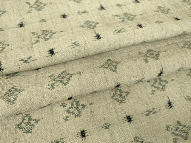 ■■■　サイズ　■■■ 身丈 151cm（肩から） 裄丈 64cm 袖丈 44cm　縫込み 4cm 袖幅 33cm 前幅 24cm 後幅 30cm 着物縫いこみ 内揚げ 0cm 裄 お袖側 約2cm　身頃側 約3cm ■■■　商品詳細　■■■ 【正絹・バチ衿】 状態は接写画像のように衿山・右袖前に薄い汚れがございますが その他特に目立ったシミ汚れなどもなく大変良い状態です。 大変上質な逸品になります。 お安く出品致しますので、是非この機会にいかがでしょうか？ ■■■　注意事項　■■■ ■モニター発色の具合により色合いが異なる場合がございます。 ■寸法は多少の誤差が生じる場合がございますのでご了承ください。 ■縫込みの長さが左右非対称の場合は短い部分を記載しております。 左右非対称であってもご返品・お値引き等の保証は出来かねますので、ご了承の上ご購入をお願い致します。 ■シミ等のチェックには注意を払っておりますが、見落としがある場合もございますし、個人の見解も様々ですので神経質な方のご購入はお控えください。 ■箪笥に入っておりました着物や帯なので畳みシワや匂いがあるものもございます。 ■お休みは基本的に土日祝となりますが、その他臨時でお休みする場合がございますのでご了承ください。 ■商品の発送は平日のみの発送となります。 ■夜間と土曜、日曜日はお問い合わせの回答が遅れる場合がございます。 ■当店では、お直し、紋入れ、お手入れ等は承っておりません。 ■生地の状態（ヤケ、経年劣化等）によってはサイズ直しが出来ない場合がございます。 その点もどうかご了承のうえ、ご購入をお願いいたします。 ■弊社で取り扱う商品は一点ものにつき、時期や在庫状況に応じて金額が変更となる場合がございます。 ■検針は行っておりません。予めご了承いただきますようお願いいたします。 ■【洗える着物】と記載のある商品におきましては、商品お届け後に洗濯を行ってしまってからのご返品にはご対応しかねます。 念の為、専門店でのお手入れをお願いいたします。 ■着物のサイズ目安は下記を参考ください↓ ＜女性着物＞　お端折り次第で＋5?　−10?が着用可能サイズ 　例）身丈170?の場合、身長160?〜175? ＜男性着物＞　身丈＋約25?〜27?程が適応身長 　例）身丈155?の場合、身長180〜182?