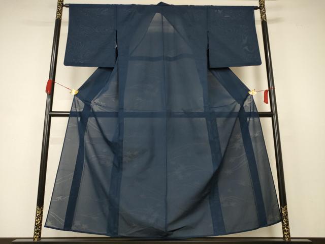 ■■■　サイズ　■■■ 身丈 155cm（肩から） 裄丈 64cm 袖丈 48.5cm　縫込み 2.5cm 袖幅 32cm 前幅 25cm 後幅 30cm 着物縫いこみ 内揚げ 0cm 裄 お袖側 約1.5cm　身頃側 約0cm ■■■　商品詳細　■■■ 【正絹・紋なし】 状態は接写画像のように衿裏・衿山・上前に薄い汚れがございますが その他特に目立ったシミ汚れなどもなく大変良い状態です。 大変上質な逸品になります。 お安く出品致しますので、是非この機会にいかがでしょうか？ ■■■　注意事項　■■■ ■モニター発色の具合により色合いが異なる場合がございます。 ■寸法は多少の誤差が生じる場合がございますのでご了承ください。 ■縫込みの長さが左右非対称の場合は短い部分を記載しております。 左右非対称であってもご返品・お値引き等の保証は出来かねますので、ご了承の上ご購入をお願い致します。 ■シミ等のチェックには注意を払っておりますが、見落としがある場合もございますし、個人の見解も様々ですので神経質な方のご購入はお控えください。 ■箪笥に入っておりました着物や帯なので畳みシワや匂いがあるものもございます。 ■お休みは基本的に土日祝となりますが、その他臨時でお休みする場合がございますのでご了承ください。 ■商品の発送は平日のみの発送となります。 ■夜間と土曜、日曜日はお問い合わせの回答が遅れる場合がございます。 ■当店では、お直し、紋入れ、お手入れ等は承っておりません。 ■生地の状態（ヤケ、経年劣化等）によってはサイズ直しが出来ない場合がございます。 その点もどうかご了承のうえ、ご購入をお願いいたします。 ■弊社で取り扱う商品は一点ものにつき、時期や在庫状況に応じて金額が変更となる場合がございます。 ■検針は行っておりません。予めご了承いただきますようお願いいたします。 ■【洗える着物】と記載のある商品におきましては、商品お届け後に洗濯を行ってしまってからのご返品にはご対応しかねます。 念の為、専門店でのお手入れをお願いいたします。 ■着物のサイズ目安は下記を参考ください↓ ＜女性着物＞　お端折り次第で＋5?　−10?が着用可能サイズ 　例）身丈170?の場合、身長160?〜175? ＜男性着物＞　身丈＋約25?〜27?程が適応身長 　例）身丈155?の場合、身長180〜182?