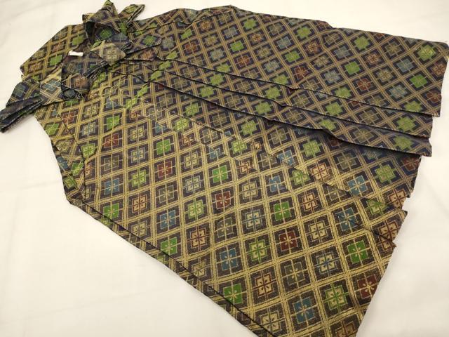■■■　サイズ　■■■ 【袴】 紐下　約　52.5cm ■■■　商品詳細　■■■ 袴【交織】のいずれも 状態は特に目立ったシミ汚れなどもなく大変良い状態です。 お安く出品致しますので、是非この機会にいかがでしょうか？ ■■■　注意事項　■■■ ■モニター発色の具合により色合いが異なる場合がございます。 ■寸法は多少の誤差が生じる場合がございますのでご了承ください。 ■縫込みの長さが左右非対称の場合は短い部分を記載しております。 左右非対称であってもご返品・お値引き等の保証は出来かねますので、ご了承の上ご購入をお願い致します。 ■シミ等のチェックには注意を払っておりますが、見落としがある場合もございますし、個人の見解も様々ですので神経質な方のご購入はお控えください。 ■箪笥に入っておりました着物や帯なので畳みシワや匂いがあるものもございます。 ■お休みは基本的に土日祝となりますが、その他臨時でお休みする場合がございますのでご了承ください。 ■商品の発送は平日のみの発送となります。 ■夜間と土曜、日曜日はお問い合わせの回答が遅れる場合がございます。 ■当店では、お直し、紋入れ、お手入れ等は承っておりません。 ■生地の状態（ヤケ、経年劣化等）によってはサイズ直しが出来ない場合がございます。 その点もどうかご了承のうえ、ご購入をお願いいたします。 ■弊社で取り扱う商品は一点ものにつき、時期や在庫状況に応じて金額が変更となる場合がございます。 ■検針は行っておりません。予めご了承いただきますようお願いいたします。 ■【洗える着物】と記載のある商品におきましては、商品お届け後に洗濯を行ってしまってからのご返品にはご対応しかねます。 念の為、専門店でのお手入れをお願いいたします。 ■写真に写っている物が全てになります。それ以外の付属品はございませんのでご了承ください。 ■状態に関する写真につきましては、掲載可能な写真枚数に限りがあるため、各箇所につき1枚参考画像を掲載しております。 ■着物のサイズ目安は下記を参考ください↓ ＜女性着物＞　お端折り次第で＋5cm　−1cmが着用可能サイズ 　例）身丈170cmの場合、身長160cm〜175cm ＜男性着物＞　身丈＋約25cm〜27cm程が適応身長 　例）身丈155cmの場合、身長180〜182cm