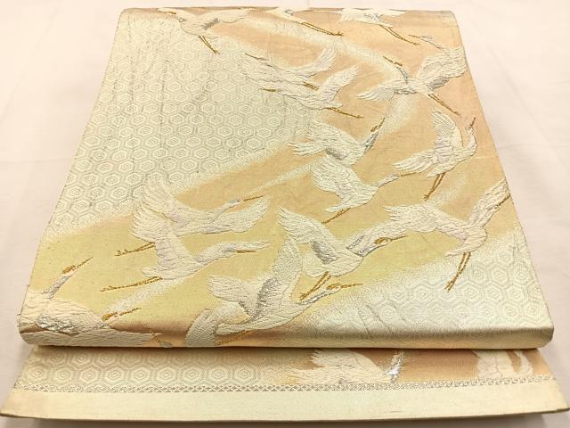 ■■■　サイズ　■■■ 長さ 420cm 幅 30.5cm程 ■■■　商品詳細　■■■ 【正絹・関西仕立て】 詳細に関しましては、画像をご確認ください。 大変上質な逸品になります。 お安く出品致しますので、是非この機会にいかがでしょうか？ ※若干着用シワがございます。 ■■■　注意事項　■■■ ■モニター発色の具合により色合いが異なる場合がございます。 ■寸法は多少の誤差が生じる場合がございますのでご了承ください。 ■縫込みの長さが左右非対称の場合は短い部分を記載しております。 左右非対称であってもご返品・お値引き等の保証は出来かねますので、ご了承の上ご購入をお願い致します。 ■シミ等のチェックには注意を払っておりますが、見落としがある場合もございますし、個人の見解も様々ですので神経質な方のご購入はお控えください。 ■箪笥に入っておりました着物や帯なので畳みシワや匂いがあるものもございます。 ■お休みは基本的に土日祝となりますが、その他臨時でお休みする場合がございますのでご了承ください。 ■商品の発送は平日のみの発送となります。 ■夜間と土曜、日曜日はお問い合わせの回答が遅れる場合がございます。 ■当店では、お直し、紋入れ、お手入れ等は承っておりません。 ■生地の状態（ヤケ、経年劣化等）によってはサイズ直しが出来ない場合がございます。 その点もどうかご了承のうえ、ご購入をお願いいたします。 ■弊社で取り扱う商品は一点ものにつき、時期や在庫状況に応じて金額が変更となる場合がございます。 ■検針は行っておりません。予めご了承いただきますようお願いいたします。 ■【洗える着物】と記載のある商品におきましては、商品お届け後に洗濯を行ってしまってからのご返品にはご対応しかねます。 念の為、専門店でのお手入れをお願いいたします。 ■着物のサイズ目安は下記を参考ください↓ ＜女性着物＞　お端折り次第で＋5cm　−1cmが着用可能サイズ 　例）身丈170cmの場合、身長160cm〜175cm ＜男性着物＞　身丈＋約25cm〜27cm程が適応身長 　例）身丈155cmの場合、身長180〜182cm