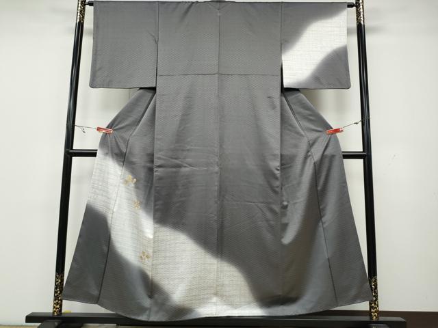 ■■■　サイズ　■■■ 身丈 153cm（肩から） 裄丈 63cm 袖丈 47cm　縫込み 8cm 袖幅 32cm 前幅 25cm 後幅 30cm 着物縫いこみ 内揚げ 9cm 裄 お袖側 約2cm　身頃側 約3cm ■■■　商品詳細　■■■ 【正絹・一つ紋】 状態は接写画像のように胴裏に薄い汚れがございますが その他特に目立ったシミ汚れなどもなく大変良い状態です。 大変上質な逸品になります。 お安く出品致しますので、是非この機会にいかがでしょうか？ ■■■　注意事項　■■■ ■モニター発色の具合により色合いが異なる場合がございます。 ■寸法は多少の誤差が生じる場合がございますのでご了承ください。 ■縫込みの長さが左右非対称の場合は短い部分を記載しております。 左右非対称であってもご返品・お値引き等の保証は出来かねますので、ご了承の上ご購入をお願い致します。 ■シミ等のチェックには注意を払っておりますが、見落としがある場合もございますし、個人の見解も様々ですので神経質な方のご購入はお控えください。 ■箪笥に入っておりました着物や帯なので畳みシワや匂いがあるものもございます。 ■お休みは基本的に土日祝となりますが、その他臨時でお休みする場合がございますのでご了承ください。 ■商品の発送は平日のみの発送となります。 ■夜間と土曜、日曜日はお問い合わせの回答が遅れる場合がございます。 ■当店では、お直し、紋入れ、お手入れ等は承っておりません。 ■生地の状態（ヤケ、経年劣化等）によってはサイズ直しが出来ない場合がございます。 その点もどうかご了承のうえ、ご購入をお願いいたします。 ■弊社で取り扱う商品は一点ものにつき、時期や在庫状況に応じて金額が変更となる場合がございます。 ■検針は行っておりません。予めご了承いただきますようお願いいたします。 ■【洗える着物】と記載のある商品におきましては、商品お届け後に洗濯を行ってしまってからのご返品にはご対応しかねます。 念の為、専門店でのお手入れをお願いいたします。 ■着物のサイズ目安は下記を参考ください↓ ＜女性着物＞　お端折り次第で＋5?　−10?が着用可能サイズ 　例）身丈170?の場合、身長160?〜175? ＜男性着物＞　身丈＋約25?〜27?程が適応身長 　例）身丈155?の場合、身長180〜182?