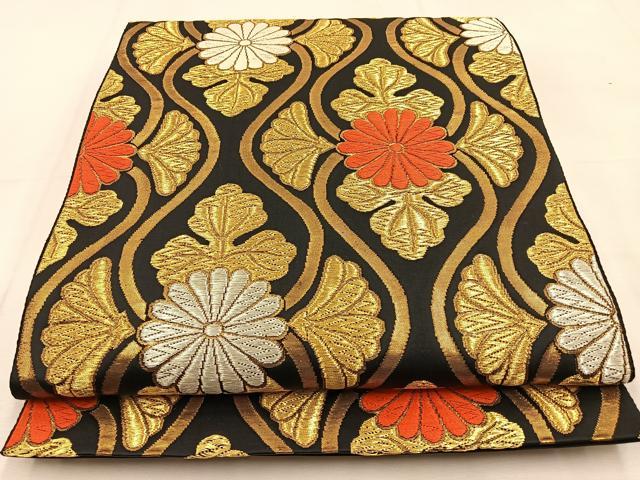 ■■■　サイズ　■■■ 長さ 424cm 幅 30.5cm程 ■■■　商品詳細　■■■ 【正絹・芯なし】 詳細に関しましては、画像をご確認ください。 大変上質な逸品になります。 お安く出品致しますので、是非この機会にいかがでしょうか？ ※汚れ等に関しましては、着用時には見えない部分になると思いますのであまり気にならずお召になれるかと思います。 ■■■　注意事項　■■■ ■モニター発色の具合により色合いが異なる場合がございます。 ■寸法は多少の誤差が生じる場合がございますのでご了承ください。 ■縫込みの長さが左右非対称の場合は短い部分を記載しております。 左右非対称であってもご返品・お値引き等の保証は出来かねますので、ご了承の上ご購入をお願い致します。 ■シミ等のチェックには注意を払っておりますが、見落としがある場合もございますし、個人の見解も様々ですので神経質な方のご購入はお控えください。 ■箪笥に入っておりました着物や帯なので畳みシワや匂いがあるものもございます。 ■お休みは基本的に土日祝となりますが、その他臨時でお休みする場合がございますのでご了承ください。 ■商品の発送は平日のみの発送となります。 ■夜間と土曜、日曜日はお問い合わせの回答が遅れる場合がございます。 ■当店では、お直し、紋入れ、お手入れ等は承っておりません。 ■生地の状態（ヤケ、経年劣化等）によってはサイズ直しが出来ない場合がございます。 その点もどうかご了承のうえ、ご購入をお願いいたします。 ■弊社で取り扱う商品は一点ものにつき、時期や在庫状況に応じて金額が変更となる場合がございます。 ■検針は行っておりません。予めご了承いただきますようお願いいたします。 ■【洗える着物】と記載のある商品におきましては、商品お届け後に洗濯を行ってしまってからのご返品にはご対応しかねます。 念の為、専門店でのお手入れをお願いいたします。 ■着物のサイズ目安は下記を参考ください↓ ＜女性着物＞　お端折り次第で＋5cm　−1cmが着用可能サイズ 　例）身丈170cmの場合、身長160cm〜175cm ＜男性着物＞　身丈＋約25cm〜27cm程が適応身長 　例）身丈155cmの場合、身長180〜182cm