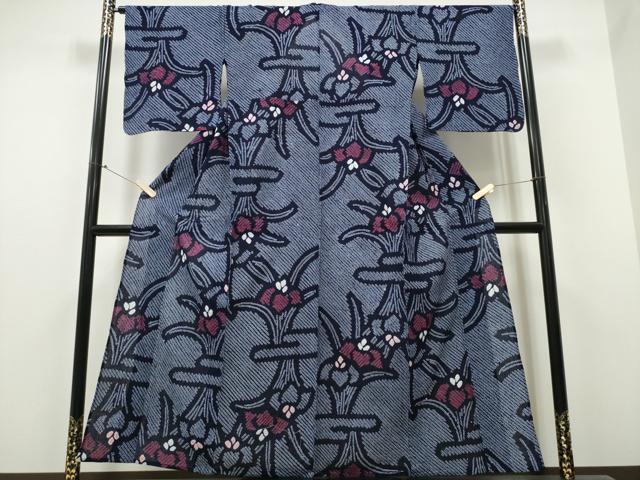 ■■■　サイズ　■■■ 身丈 153.5cm（肩から） 裄丈 69.5cm 袖丈 46cm　縫込み 3cm 袖幅 35.5cm 前幅 24cm 後幅 30.5cm 着物縫いこみ 内揚げ 0cm 裄 お袖側 約0cm　身頃側 約0cm ■■■　商品詳細　■■■ 【綿】 状態は接写画像のように柄部分所々に薄いシミがございますが その他特に目立ったシミ汚れなどもなく大変良い状態です。 人気の高い“有松鳴海絞り”の浴衣でございます。 “鳴海絞り”ならではの表情を生み出す立体感と 淡いぼかしで息を吹き込まれ、 今にも動き出しそうな迫力を放っております。 夏祭りや花火大会、これから増えるイベントに連れ立って、 より夏をお楽しみ下さいませ。 大変上質な逸品になります。 お安く出品致しますので、是非この機会にいかがでしょうか？ ■■■　注意事項　■■■ ■モニター発色の具合により色合いが異なる場合がございます。 ■寸法は多少の誤差が生じる場合がございますのでご了承ください。 ■縫込みの長さが左右非対称の場合は短い部分を記載しております。 左右非対称であってもご返品・お値引き等の保証は出来かねますので、ご了承の上ご購入をお願い致します。 ■シミ等のチェックには注意を払っておりますが、見落としがある場合もございますし、個人の見解も様々ですので神経質な方のご購入はお控えください。 ■箪笥に入っておりました着物や帯なので畳みシワや匂いがあるものもございます。 ■お休みは基本的に土日祝となりますが、その他臨時でお休みする場合がございますのでご了承ください。 ■商品の発送は平日のみの発送となります。 ■夜間と土曜、日曜日はお問い合わせの回答が遅れる場合がございます。 ■当店では、お直し、紋入れ、お手入れ等は承っておりません。 ■生地の状態（ヤケ、経年劣化等）によってはサイズ直しが出来ない場合がございます。 その点もどうかご了承のうえ、ご購入をお願いいたします。 ■弊社で取り扱う商品は一点ものにつき、時期や在庫状況に応じて金額が変更となる場合がございます。 ■検針は行っておりません。予めご了承いただきますようお願いいたします。 ■【洗える着物】と記載のある商品におきましては、商品お届け後に洗濯を行ってしまってからのご返品にはご対応しかねます。 念の為、専門店でのお手入れをお願いいたします。 ■着物のサイズ目安は下記を参考ください↓ ＜女性着物＞　お端折り次第で＋5?　−10?が着用可能サイズ 　例）身丈170?の場合、身長160?〜175? ＜男性着物＞　身丈＋約25?〜27?程が適応身長 　例）身丈155?の場合、身長180〜182?