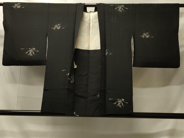■■■　サイズ　■■■ 身丈 77cm（肩から） 裄丈 63cm 袖丈 45cm　縫込み 4cm 袖幅 33cm 前幅 17.5cm 後幅 28cm 裄 お袖側 約0cm　身頃側 約2.5cm ■■■　商品詳細　■■■ 【正絹】 状態は特に目立ったシミ汚れなどもなく大変良い状態です。 大変上質な逸品になります。 お安く出品致しますので、是非この機会にいかがでしょうか？ ■■■　注意事項　■■■ ■モニター発色の具合により色合いが異なる場合がございます。 ■寸法は多少の誤差が生じる場合がございますのでご了承ください。 ■縫込みの長さが左右非対称の場合は短い部分を記載しております。 左右非対称であってもご返品・お値引き等の保証は出来かねますので、ご了承の上ご購入をお願い致します。 ■シミ等のチェックには注意を払っておりますが、見落としがある場合もございますし、個人の見解も様々ですので神経質な方のご購入はお控えください。 ■箪笥に入っておりました着物や帯なので畳みシワや匂いがあるものもございます。 ■お休みは基本的に土日祝となりますが、その他臨時でお休みする場合がございますのでご了承ください。 ■商品の発送は平日のみの発送となります。 ■夜間と土曜、日曜日はお問い合わせの回答が遅れる場合がございます。 ■当店では、お直し、紋入れ、お手入れ等は承っておりません。 ■生地の状態（ヤケ、経年劣化等）によってはサイズ直しが出来ない場合がございます。 その点もどうかご了承のうえ、ご購入をお願いいたします。 ■弊社で取り扱う商品は一点ものにつき、時期や在庫状況に応じて金額が変更となる場合がございます。 ■検針は行っておりません。予めご了承いただきますようお願いいたします。 ■【洗える着物】と記載のある商品におきましては、商品お届け後に洗濯を行ってしまってからのご返品にはご対応しかねます。 念の為、専門店でのお手入れをお願いいたします。 ■写真に写っている物が全てになります。それ以外の付属品はございませんのでご了承ください。 ■状態に関する写真につきましては、掲載可能な写真枚数に限りがあるため、各箇所につき1枚参考画像を掲載しております。 ■着物のサイズ目安は下記を参考ください↓ ＜女性着物＞　お端折り次第で＋5cm　－1cmが着用可能サイズ 　例）身丈170cmの場合、身長160cm～175cm ＜男性着物＞　身丈＋約25cm～27cm程が適応身長 　例）身丈155cmの場合、身長180～182cm