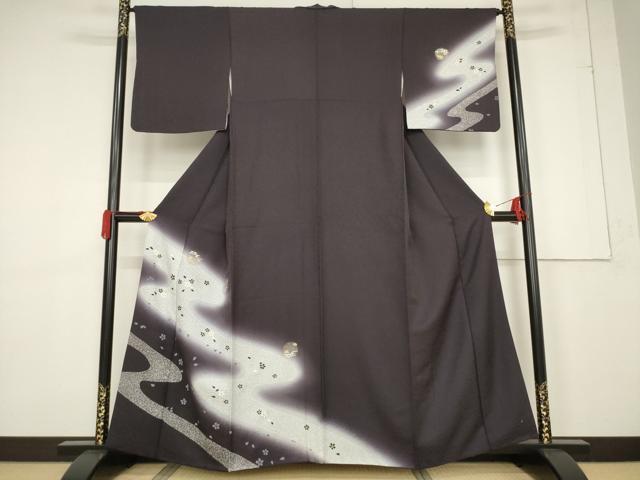 ■■■　サイズ　■■■ 身丈 158cm（肩から） 裄丈 65cm 袖丈 48.5cm　縫込み 3cm 袖幅 33cm 前幅 23cm 後幅 29cm 着物縫いこみ 内揚げ 9cm 裄 お袖側 約1cm　身頃側 約3cm ■■■　商品詳細　■■■ 【正絹】 状態は接写画像のように衿山に薄い汚れがございますが その他特に目立ったシミ汚れなどもなく大変良い状態です。 大変上質な逸品になります。 お安く出品致しますので、是非この機会にいかがでしょうか？ ■■■　注意事項　■■■ ■モニター発色の具合により色合いが異なる場合がございます。 ■寸法は多少の誤差が生じる場合がございますのでご了承ください。 ■縫込みの長さが左右非対称の場合は短い部分を記載しております。 左右非対称であってもご返品・お値引き等の保証は出来かねますので、ご了承の上ご購入をお願い致します。 ■シミ等のチェックには注意を払っておりますが、見落としがある場合もございますし、個人の見解も様々ですので神経質な方のご購入はお控えください。 ■箪笥に入っておりました着物や帯なので畳みシワや匂いがあるものもございます。 ■お休みは基本的に土日祝となりますが、その他臨時でお休みする場合がございますのでご了承ください。 ■商品の発送は平日のみの発送となります。 ■夜間と土曜、日曜日はお問い合わせの回答が遅れる場合がございます。 ■当店では、お直し、紋入れ、お手入れ等は承っておりません。 ■生地の状態（ヤケ、経年劣化等）によってはサイズ直しが出来ない場合がございます。 その点もどうかご了承のうえ、ご購入をお願いいたします。 ■弊社で取り扱う商品は一点ものにつき、時期や在庫状況に応じて金額が変更となる場合がございます。 ■検針は行っておりません。予めご了承いただきますようお願いいたします。 ■【洗える着物】と記載のある商品におきましては、商品お届け後に洗濯を行ってしまってからのご返品にはご対応しかねます。 念の為、専門店でのお手入れをお願いいたします。 ■着物のサイズ目安は下記を参考ください↓ ＜女性着物＞　お端折り次第で＋5cm　−1cmが着用可能サイズ 　例）身丈170cmの場合、身長160cm〜175cm ＜男性着物＞　身丈＋約25cm〜27cm程が適応身長 　例）身丈155cmの場合、身長180〜182cm