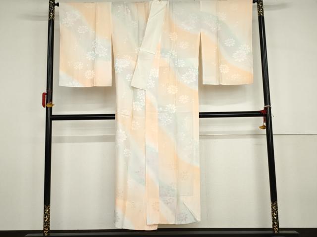 ■■■　サイズ　■■■ 身丈 143cm（肩から） 裄丈 70cm 袖丈 59cm　縫込み 3cm 袖幅 35cm 前幅 27.5cm 後幅 30.5cm 着物縫いこみ 内揚げ 5.5cm 裄 お袖側 約0cm　身頃側 約0cm ■■■　商品詳細　■■■ 【正絹・広衿仕立て】 状態は接写画像のように衿山に薄い汚れがございますが その他特に目立ったシミ汚れなどもなく大変良い状態です。 大変上質な逸品になります。 お安く出品致しますので、是非この機会にいかがでしょうか？ ■■■　注意事項　■■■ ■モニター発色の具合により色合いが異なる場合がございます。 ■寸法は多少の誤差が生じる場合がございますのでご了承ください。 ■縫込みの長さが左右非対称の場合は短い部分を記載しております。 左右非対称であってもご返品・お値引き等の保証は出来かねますので、ご了承の上ご購入をお願い致します。 ■シミ等のチェックには注意を払っておりますが、見落としがある場合もございますし、個人の見解も様々ですので神経質な方のご購入はお控えください。 ■箪笥に入っておりました着物や帯なので畳みシワや匂いがあるものもございます。 ■お休みは基本的に土日祝となりますが、その他臨時でお休みする場合がございますのでご了承ください。 ■商品の発送は平日のみの発送となります。 ■夜間と土曜、日曜日はお問い合わせの回答が遅れる場合がございます。 ■当店では、お直し、紋入れ、お手入れ等は承っておりません。 ■生地の状態（ヤケ、経年劣化等）によってはサイズ直しが出来ない場合がございます。 その点もどうかご了承のうえ、ご購入をお願いいたします。 ■弊社で取り扱う商品は一点ものにつき、時期や在庫状況に応じて金額が変更となる場合がございます。 ■検針は行っておりません。予めご了承いただきますようお願いいたします。 ■【洗える着物】と記載のある商品におきましては、商品お届け後に洗濯を行ってしまってからのご返品にはご対応しかねます。 念の為、専門店でのお手入れをお願いいたします。 ■着物のサイズ目安は下記を参考ください↓ ＜女性着物＞　お端折り次第で＋5cm　−1cmが着用可能サイズ 　例）身丈170cmの場合、身長160cm〜175cm ＜男性着物＞　身丈＋約25cm〜27cm程が適応身長 　例）身丈155cmの場合、身長180〜182cm