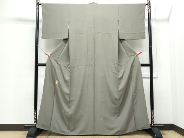 ■■■　サイズ　■■■ 身丈 163cm（肩から） 裄丈 65cm 袖丈 46cm　縫込み 8cm 袖幅 33cm 前幅 23cm 後幅 30.5cm 着物縫いこみ 内揚げ 4cm 裄 お袖側 約5cm　身頃側 約4cm ■■■　商品詳細　■■■ 【正絹・紋無し】 状態は接写画像のように後身頃・衿山・両袖に薄い汚れがございますが その他特に目立ったシミ汚れなどもなく大変良い状態です。 大変上質な逸品になります。 お安く出品致しますので、是非この機会にいかがでしょうか？ ■■■　注意事項　■■■ ■モニター発色の具合により色合いが異なる場合がございます。 ■寸法は多少の誤差が生じる場合がございますのでご了承ください。 ■縫込みの長さが左右非対称の場合は短い部分を記載しております。 左右非対称であってもご返品・お値引き等の保証は出来かねますので、ご了承の上ご購入をお願い致します。 ■シミ等のチェックには注意を払っておりますが、見落としがある場合もございますし、個人の見解も様々ですので神経質な方のご購入はお控えください。 ■箪笥に入っておりました着物や帯なので畳みシワや匂いがあるものもございます。 ■お休みは基本的に土日祝となりますが、その他臨時でお休みする場合がございますのでご了承ください。 ■商品の発送は平日のみの発送となります。 ■夜間と土曜、日曜日はお問い合わせの回答が遅れる場合がございます。 ■当店では、お直し、紋入れ、お手入れ等は承っておりません。 ■生地の状態（ヤケ、経年劣化等）によってはサイズ直しが出来ない場合がございます。 その点もどうかご了承のうえ、ご購入をお願いいたします。 ■弊社で取り扱う商品は一点ものにつき、時期や在庫状況に応じて金額が変更となる場合がございます。 ■検針は行っておりません。予めご了承いただきますようお願いいたします。 ■【洗える着物】と記載のある商品におきましては、商品お届け後に洗濯を行ってしまってからのご返品にはご対応しかねます。 念の為、専門店でのお手入れをお願いいたします。 ■着物のサイズ目安は下記を参考ください↓ ＜女性着物＞　お端折り次第で＋5cm　−1cmが着用可能サイズ 　例）身丈170cmの場合、身長160cm〜175cm ＜男性着物＞　身丈＋約25cm〜27cm程が適応身長 　例）身丈155cmの場合、身長180〜182cm