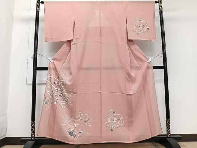 ■■■　サイズ　■■■ 身丈 158cm（肩から） 裄丈 63cm 袖丈 48.5cm　縫込み 5cm 袖幅 33cm 前幅 23cm 後幅 28.5cm 着物縫いこみ 内揚げ 9cm 裄 お袖側 約1cm　身頃側 約3cm ■■■　商品詳細　■■■ 【正絹】 状態は接写画像のように右袖口に汚れがございますが その他特に目立ったシミ汚れなどもなく大変良い状態です。 大変上質な逸品になります。 お安く出品致しますので、是非この機会にいかがでしょうか？ ■■■　注意事項　■■■ ■モニター発色の具合により色合いが異なる場合がございます。 ■寸法は多少の誤差が生じる場合がございますのでご了承ください。 ■縫込みの長さが左右非対称の場合は短い部分を記載しております。 左右非対称であってもご返品・お値引き等の保証は出来かねますので、ご了承の上ご購入をお願い致します。 ■シミ等のチェックには注意を払っておりますが、見落としがある場合もございますし、個人の見解も様々ですので神経質な方のご購入はお控えください。 ■箪笥に入っておりました着物や帯なので畳みシワや匂いがあるものもございます。 ■お休みは基本的に土日祝となりますが、その他臨時でお休みする場合がございますのでご了承ください。 ■商品の発送は平日のみの発送となります。 ■夜間と土曜、日曜日はお問い合わせの回答が遅れる場合がございます。 ■当店では、お直し、紋入れ、お手入れ等は承っておりません。 ■生地の状態（ヤケ、経年劣化等）によってはサイズ直しが出来ない場合がございます。 その点もどうかご了承のうえ、ご購入をお願いいたします。 ■弊社で取り扱う商品は一点ものにつき、時期や在庫状況に応じて金額が変更となる場合がございます。 ■検針は行っておりません。予めご了承いただきますようお願いいたします。 ■【洗える着物】と記載のある商品におきましては、商品お届け後に洗濯を行ってしまってからのご返品にはご対応しかねます。 念の為、専門店でのお手入れをお願いいたします。 ■写真に写っている物が全てになります。それ以外の付属品はございませんのでご了承ください。 ■状態に関する写真につきましては、掲載可能な写真枚数に限りがあるため、各箇所につき1枚参考画像を掲載しております。 ■着物のサイズ目安は下記を参考ください↓ ＜女性着物＞　お端折り次第で＋5cm　－1cmが着用可能サイズ 　例）身丈170cmの場合、身長160cm～175cm ＜男性着物＞　身丈＋約25cm～27cm程が適応身長 　例）身丈155cmの場合、身長180～182cm