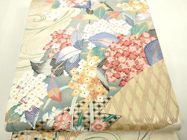 ■■■　サイズ　■■■ 長さ 428cm 幅 31cm程 ■■■　商品詳細　■■■ 【正絹・芯なし】 状態は接写画像のように 柄止まりに薄い汚れがございますが その他特に目立ったシミ汚れなどもなく大変良い状態です。 百貫華峰は昭和41年に 加賀友禅の人間国宝である木村雨山に指導を受けます。 画家としても活動される百貫華峰が生み出す加賀友禅の作品は 一枚の絵画のように美しく、とても人気が高いです。 今に至るまで、現代美術展や日本現代工芸展、 日展などで数多くの賞を受けています。 創業1850年。 となみ織物は西陣でも現在では数少ない、 和紙の紋図作成を 自社で行っている名門の機屋さんです。 また日本を代表する陶芸作家や加賀友禅作家、 版画家などの図案をモチーフとした帯作りを行い、 袋帯だけでなく、九寸帯や半巾帯なども製作、フォーマル帯から、 カジュアル帯まで製作している帯は多岐に渡り、 現在でも意欲的に新しい商品開発を手がけており、 「美しいキモノ」などでもよく掲載されているお馴染みのメーカーです。 正統派フォーマルからお洒落帯まで幅広い品揃えで、 高度な技術力と卓越したセンスによって 着物通から圧倒的な支持を集めています。 大変上質な逸品になります。 お安く出品致しますので、是非この機会にいかがでしょうか？ ※たれ先未かがりですが着用には問題ありません。 ■■■　注意事項　■■■ ■モニター発色の具合により色合いが異なる場合がございます。 ■寸法は多少の誤差が生じる場合がございますのでご了承ください。 ■縫込みの長さが左右非対称の場合は短い部分を記載しております。 左右非対称であってもご返品・お値引き等の保証は出来かねますので、ご了承の上ご購入をお願い致します。 ■シミ等のチェックには注意を払っておりますが、見落としがある場合もございますし、個人の見解も様々ですので神経質な方のご購入はお控えください。 ■箪笥に入っておりました着物や帯なので畳みシワや匂いがあるものもございます。 ■お休みは基本的に土日祝となりますが、その他臨時でお休みする場合がございますのでご了承ください。 ■商品の発送は平日のみの発送となります。 ■夜間と土曜、日曜日はお問い合わせの回答が遅れる場合がございます。 ■当店では、お直し、紋入れ、お手入れ等は承っておりません。 ■生地の状態（ヤケ、経年劣化等）によってはサイズ直しが出来ない場合がございます。 その点もどうかご了承のうえ、ご購入をお願いいたします。 ■弊社で取り扱う商品は一点ものにつき、時期や在庫状況に応じて金額が変更となる場合がございます。 ■検針は行っておりません。予めご了承いただきますようお願いいたします。 ■【洗える着物】と記載のある商品におきましては、商品お届け後に洗濯を行ってしまってからのご返品にはご対応しかねます。 念の為、専門店でのお手入れをお願いいたします。 ■写真に写っている物が全てになります。それ以外の付属品はございませんのでご了承ください。 ■状態に関する写真につきましては、掲載可能な写真枚数に限りがあるため、各箇所につき1枚参考画像を掲載しております。 ■着物のサイズ目安は下記を参考ください↓ ＜女性着物＞　お端折り次第で＋5cm　－1cmが着用可能サイズ 　例）身丈170cmの場合、身長160cm～175cm ＜男性着物＞　身丈＋約25cm～27cm程が適応身長 　例）身丈155cmの場合、身長180～182cm