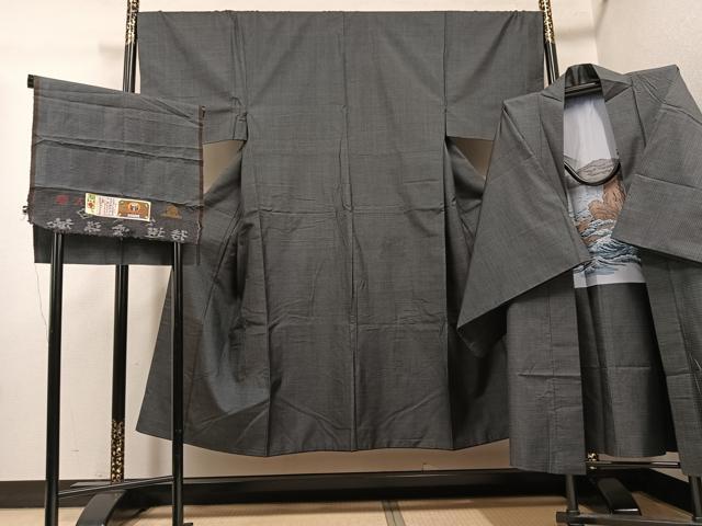 ■■■　サイズ　■■■ 【着物】 身丈 142cm（肩から） 裄丈 69cm 袖丈 46.5cm　縫込み 3.5cm 袖幅 35cm 前幅 26cm 後幅 30.5cm 着物縫いこみ 内揚げ 8cm 裄 お袖側 約2cm　身頃側 約1.5cm 【羽織】 身丈 93cm（肩から） 裄丈 69.5cm 袖丈 48cm　縫込み 5cm 袖幅 35.5cm 前幅 19cm 後幅 30.5cm 裄 お袖側 約1cm　身頃側 約2cm ■■■　商品詳細　■■■ 【正絹】 着物の状態は接写画像のように上前おくみ・上前・袖口に薄い汚れがございますが その他特に目立ったシミ汚れなどもなく大変良い状態です。 羽織の状態は接写画像のように右袖前に薄い汚れがございますが その他特に目立ったシミ汚れなどもなく大変良い状態です。 大変上質な逸品になります。 お安く出品致しますので、是非この機会にいかがでしょうか？ ■■■　注意事項　■■■ ■モニター発色の具合により色合いが異なる場合がございます。 ■寸法は多少の誤差が生じる場合がございますのでご了承ください。 ■縫込みの長さが左右非対称の場合は短い部分を記載しております。 左右非対称であってもご返品・お値引き等の保証は出来かねますので、ご了承の上ご購入をお願い致します。 ■シミ等のチェックには注意を払っておりますが、見落としがある場合もございますし、個人の見解も様々ですので神経質な方のご購入はお控えください。 ■箪笥に入っておりました着物や帯なので畳みシワや匂いがあるものもございます。 ■お休みは基本的に土日祝となりますが、その他臨時でお休みする場合がございますのでご了承ください。 ■商品の発送は平日のみの発送となります。 ■夜間と土曜、日曜日はお問い合わせの回答が遅れる場合がございます。 ■当店では、お直し、紋入れ、お手入れ等は承っておりません。 ■生地の状態（ヤケ、経年劣化等）によってはサイズ直しが出来ない場合がございます。 その点もどうかご了承のうえ、ご購入をお願いいたします。 ■弊社で取り扱う商品は一点ものにつき、時期や在庫状況に応じて金額が変更となる場合がございます。 ■検針は行っておりません。予めご了承いただきますようお願いいたします。 ■【洗える着物】と記載のある商品におきましては、商品お届け後に洗濯を行ってしまってからのご返品にはご対応しかねます。 念の為、専門店でのお手入れをお願いいたします。 ■写真に写っている物が全てになります。それ以外の付属品はございませんのでご了承ください。 ■状態に関する写真につきましては、掲載可能な写真枚数に限りがあるため、各箇所につき1枚参考画像を掲載しております。 ■着物のサイズ目安は下記を参考ください↓ ＜女性着物＞　お端折り次第で＋5cm　−1cmが着用可能サイズ 　例）身丈170cmの場合、身長160cm〜175cm ＜男性着物＞　身丈＋約25cm〜27cm程が適応身長 　例）身丈155cmの場合、身長180〜182cm