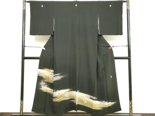 ■■■　サイズ　■■■ 身丈 151cm（肩から） 裄丈 63cm 袖丈 48cm　縫込み 6.5cm 袖幅 32cm 前幅 24cm 後幅 32cm 着物縫いこみ 内揚げ 9cm 裄 お袖側 約2cm　身頃側 約3cm ■■■　商品詳細　■■■ 【正絹・五つ紋・比翼仕立て】 状態は画像を添付しておりますので、そちらをご確認下さいますよう宜しくお願い致します。 大変上質な逸品になります。 お安く出品致しますので、是非この機会にいかがでしょうか？ ■■■　注意事項　■■■ ■モニター発色の具合により色合いが異なる場合がございます。 ■寸法は多少の誤差が生じる場合がございますのでご了承ください。 ■縫込みの長さが左右非対称の場合は短い部分を記載しております。 左右非対称であってもご返品・お値引き等の保証は出来かねますので、ご了承の上ご購入をお願い致します。 ■シミ等のチェックには注意を払っておりますが、見落としがある場合もございますし、個人の見解も様々ですので神経質な方のご購入はお控えください。 ■箪笥に入っておりました着物や帯なので畳みシワや匂いがあるものもございます。 ■お休みは基本的に土日祝となりますが、その他臨時でお休みする場合がございますのでご了承ください。 ■商品の発送は平日のみの発送となります。 ■夜間と土曜、日曜日はお問い合わせの回答が遅れる場合がございます。 ■当店では、お直し、紋入れ、お手入れ等は承っておりません。 ■生地の状態（ヤケ、経年劣化等）によってはサイズ直しが出来ない場合がございます。 その点もどうかご了承のうえ、ご購入をお願いいたします。 ■弊社で取り扱う商品は一点ものにつき、時期や在庫状況に応じて金額が変更となる場合がございます。 ■検針は行っておりません。予めご了承いただきますようお願いいたします。 ■【洗える着物】と記載のある商品におきましては、商品お届け後に洗濯を行ってしまってからのご返品にはご対応しかねます。 念の為、専門店でのお手入れをお願いいたします。 ■着物のサイズ目安は下記を参考ください↓ ＜女性着物＞　お端折り次第で＋5cm　−1cmが着用可能サイズ 　例）身丈170cmの場合、身長160cm〜175cm ＜男性着物＞　身丈＋約25cm〜27cm程が適応身長 　例）身丈155cmの場合、身長180〜182cm