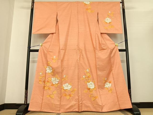 ■■■　サイズ　■■■ 身丈 164cm（肩から） 裄丈 66cm 袖丈 54.5cm　縫込み 4cm 袖幅 34cm 前幅 25cm 後幅 31cm 着物縫いこみ 内揚げ 1cm 裄 お袖側 約1cm　身頃側 約2cm ■■■　商品詳細　■■■ 【正絹】 状態は接写画像のように胴裏に薄い汚れがございますが その他特に目立ったシミ汚れなどもなく大変良い状態です。 大変上質な逸品になります。 お安く出品致しますので、是非この機会にいかがでしょうか？ ■■■　注意事項　■■■ ■モニター発色の具合により色合いが異なる場合がございます。 ■寸法は多少の誤差が生じる場合がございますのでご了承ください。 ■縫込みの長さが左右非対称の場合は短い部分を記載しております。 左右非対称であってもご返品・お値引き等の保証は出来かねますので、ご了承の上ご購入をお願い致します。 ■シミ等のチェックには注意を払っておりますが、見落としがある場合もございますし、個人の見解も様々ですので神経質な方のご購入はお控えください。 ■箪笥に入っておりました着物や帯なので畳みシワや匂いがあるものもございます。 ■お休みは基本的に土日祝となりますが、その他臨時でお休みする場合がございますのでご了承ください。 ■商品の発送は平日のみの発送となります。 ■夜間と土曜、日曜日はお問い合わせの回答が遅れる場合がございます。 ■当店では、お直し、紋入れ、お手入れ等は承っておりません。 ■生地の状態（ヤケ、経年劣化等）によってはサイズ直しが出来ない場合がございます。 その点もどうかご了承のうえ、ご購入をお願いいたします。 ■弊社で取り扱う商品は一点ものにつき、時期や在庫状況に応じて金額が変更となる場合がございます。 ■検針は行っておりません。予めご了承いただきますようお願いいたします。 ■【洗える着物】と記載のある商品におきましては、商品お届け後に洗濯を行ってしまってからのご返品にはご対応しかねます。 念の為、専門店でのお手入れをお願いいたします。 ■着物のサイズ目安は下記を参考ください↓ ＜女性着物＞　お端折り次第で＋5cm　−1cmが着用可能サイズ 　例）身丈170cmの場合、身長160cm〜175cm ＜男性着物＞　身丈＋約25cm〜27cm程が適応身長 　例）身丈155cmの場合、身長180〜182cm