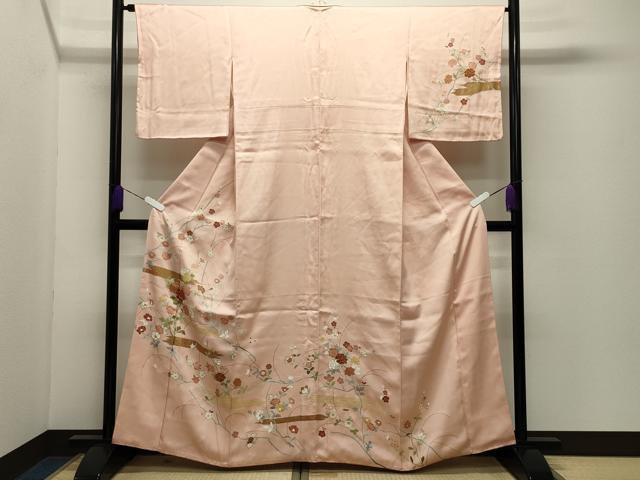 ■■■　サイズ　■■■ 身丈 161.5cm（肩から） 裄丈 65cm 袖丈 48.5cm　縫込み 7.5cm 袖幅 34.5cm 前幅 24.5cm 後幅 29.5cm 着物縫いこみ 内揚げ 5cm 裄 お袖側 約2.5cm　身頃側 約3cm ■■■　商品詳細　■■■ 【正絹】 状態は接写画像のように下前・後身頃・八掛・衿山に薄い汚れがございますが その他特に目立ったシミ汚れなどもなく大変良い状態です。 大変上質な逸品になります。 お安く出品致しますので、是非この機会にいかがでしょうか？ ■■■　注意事項　■■■ ■モニター発色の具合により色合いが異なる場合がございます。 ■寸法は多少の誤差が生じる場合がございますのでご了承ください。 ■縫込みの長さが左右非対称の場合は短い部分を記載しております。 左右非対称であってもご返品・お値引き等の保証は出来かねますので、ご了承の上ご購入をお願い致します。 ■シミ等のチェックには注意を払っておりますが、見落としがある場合もございますし、個人の見解も様々ですので神経質な方のご購入はお控えください。 ■箪笥に入っておりました着物や帯なので畳みシワや匂いがあるものもございます。 ■お休みは基本的に土日祝となりますが、その他臨時でお休みする場合がございますのでご了承ください。 ■商品の発送は平日のみの発送となります。 ■夜間と土曜、日曜日はお問い合わせの回答が遅れる場合がございます。 ■当店では、お直し、紋入れ、お手入れ等は承っておりません。 ■生地の状態（ヤケ、経年劣化等）によってはサイズ直しが出来ない場合がございます。 その点もどうかご了承のうえ、ご購入をお願いいたします。 ■弊社で取り扱う商品は一点ものにつき、時期や在庫状況に応じて金額が変更となる場合がございます。 ■検針は行っておりません。予めご了承いただきますようお願いいたします。 ■【洗える着物】と記載のある商品におきましては、商品お届け後に洗濯を行ってしまってからのご返品にはご対応しかねます。 念の為、専門店でのお手入れをお願いいたします。 ■着物のサイズ目安は下記を参考ください↓ ＜女性着物＞　お端折り次第で＋5cm　−1cmが着用可能サイズ 　例）身丈170cmの場合、身長160cm〜175cm ＜男性着物＞　身丈＋約25cm〜27cm程が適応身長 　例）身丈155cmの場合、身長180〜182cm