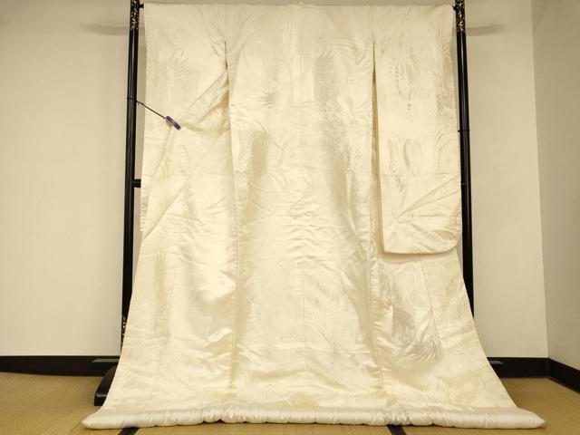 ■■■　サイズ　■■■ 身丈 193cm（肩から） 裄丈 65cm 袖丈 108cm　縫込み 5cm 袖幅 33.5cm 前幅 26.5cm 後幅 31cm 着物縫いこみ 内揚げ 0cm 裄 お袖側 約1cm　身頃側 約1cm ■■■　商品詳細　■■■ 【正絹・ふき綿仕立て】 状態は接写画像のようにふき綿部分・下前・両袖前後・袖口に薄い汚れがございますが その他特に目立ったシミ汚れなどもなく大変良い状態です。 大変上質な逸品になります。 お安く出品致しますので、是非この機会にいかがでしょうか？ ■■■　注意事項　■■■ ■モニター発色の具合により色合いが異なる場合がございます。 ■寸法は多少の誤差が生じる場合がございますのでご了承ください。 ■縫込みの長さが左右非対称の場合は短い部分を記載しております。 左右非対称であってもご返品・お値引き等の保証は出来かねますので、ご了承の上ご購入をお願い致します。 ■シミ等のチェックには注意を払っておりますが、見落としがある場合もございますし、個人の見解も様々ですので神経質な方のご購入はお控えください。 ■箪笥に入っておりました着物や帯なので畳みシワや匂いがあるものもございます。 ■お休みは基本的に土日祝となりますが、その他臨時でお休みする場合がございますのでご了承ください。 ■商品の発送は平日のみの発送となります。 ■夜間と土曜、日曜日はお問い合わせの回答が遅れる場合がございます。 ■当店では、お直し、紋入れ、お手入れ等は承っておりません。 ■生地の状態（ヤケ、経年劣化等）によってはサイズ直しが出来ない場合がございます。 その点もどうかご了承のうえ、ご購入をお願いいたします。 ■弊社で取り扱う商品は一点ものにつき、時期や在庫状況に応じて金額が変更となる場合がございます。 ■検針は行っておりません。予めご了承いただきますようお願いいたします。 ■【洗える着物】と記載のある商品におきましては、商品お届け後に洗濯を行ってしまってからのご返品にはご対応しかねます。 念の為、専門店でのお手入れをお願いいたします。 ■写真に写っている物が全てになります。 それ以外の付属品はございませんのでご了承ください。 ■状態に関する写真につきましては、掲載可能な写真枚数に限りがあるため、 各箇所につき1枚参考画像を掲載しております。 ■着物のサイズ目安は下記を参考ください↓ ＜女性着物＞　お端折り次第で＋5cm　−10cmが着用可能サイズ 　例）身丈170cmの場合、身長160cm〜175cm ＜男性着物＞　身丈＋約25cm〜27cm程が適応身長 　例）身丈155cmの場合、身長180cm〜182cm