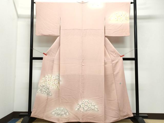 ■■■　サイズ　■■■ 身丈 161cm（肩から） 裄丈 63.5cm 袖丈 47.5cm　縫込み 6cm 袖幅 33cm 前幅 24cm 後幅 30cm 着物縫いこみ 内揚げ 4.5cm 裄 お袖側 約2.5cm　身頃側 約3cm ■■■　商品詳細　■■■ 【正絹】 状態は接写画像のように上前・衿山に薄い汚れがございますが その他特に目立ったシミ汚れなどもなく大変良い状態です。 大変上質な逸品になります。 お安く出品致しますので、是非この機会にいかがでしょうか？ ■■■　注意事項　■■■ ■モニター発色の具合により色合いが異なる場合がございます。 ■寸法は多少の誤差が生じる場合がございますのでご了承ください。 ■シミ等のチェックには注意を払っておりますが、見落としがある場合もございますし、個人の見解も様々ですので神経質な方のご購入はお控えください。 ■箪笥に入っておりました着物や帯なので畳みシワや匂いがあるものもございます。 ■お休みは基本的に土日祝となりますが、その他臨時でお休みする場合がございますのでご了承ください。 ■商品の発送は平日のみの発送となります。 ■夜間と土曜、日曜日はお問い合わせの回答が遅れる場合がございます。 ■当店では、お直し、紋入れ、お手入れ等は承っておりません。 ■生地の状態（ヤケ、経年劣化等）によってはサイズ直しが出来ない場合がございます。 その点もどうかご了承のうえ、ご購入をお願いいたします。 ■着物のサイズ目安は下記を参考ください↓ ＜女性着物＞　身長-10cm+5cmが着用可能サイズ(お端折り次第) 　例）身長160cmの方→着物身丈150cm〜165cm ＜男性着物＞　身長-27cm ±5cmが着用可能サイズ 　例）身長170cmの方→着物身丈138cm〜148cm