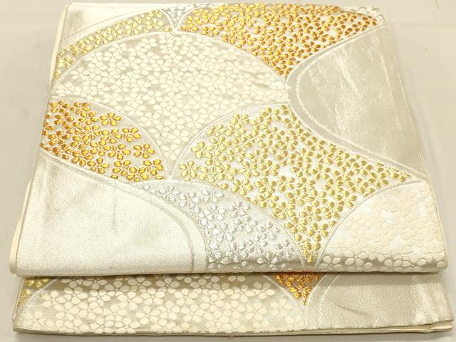 ■■■　サイズ　■■■ 長さ 412cm 幅 32cm程 ■■■　商品詳細　■■■ 【正絹・芯なし】 詳細に関しましては、画像をご確認ください。 大変上質な逸品になります。 お安く出品致しますので、是非この機会にいかがでしょうか？ ■■■　注意事項　■■■ ■モニター発色の具合により色合いが異なる場合がございます。 ■寸法は多少の誤差が生じる場合がございますのでご了承ください。 ■縫込みの長さが左右非対称の場合は短い部分を記載しております。 左右非対称であってもご返品・お値引き等の保証は出来かねますので、ご了承の上ご購入をお願い致します。 ■シミ等のチェックには注意を払っておりますが、見落としがある場合もございますし、個人の見解も様々ですので神経質な方のご購入はお控えください。 ■箪笥に入っておりました着物や帯なので畳みシワや匂いがあるものもございます。 ■お休みは基本的に土日祝となりますが、その他臨時でお休みする場合がございますのでご了承ください。 ■商品の発送は平日のみの発送となります。 ■夜間と土曜、日曜日はお問い合わせの回答が遅れる場合がございます。 ■当店では、お直し、紋入れ、お手入れ等は承っておりません。 ■生地の状態（ヤケ、経年劣化等）によってはサイズ直しが出来ない場合がございます。 その点もどうかご了承のうえ、ご購入をお願いいたします。 ■弊社で取り扱う商品は一点ものにつき、時期や在庫状況に応じて金額が変更となる場合がございます。 ■検針は行っておりません。予めご了承いただきますようお願いいたします。 ■【洗える着物】と記載のある商品におきましては、商品お届け後に洗濯を行ってしまってからのご返品にはご対応しかねます。 念の為、専門店でのお手入れをお願いいたします。 ■着物のサイズ目安は下記を参考ください↓ ＜女性着物＞　お端折り次第で＋5cm　−1cmが着用可能サイズ 　例）身丈170cmの場合、身長160cm〜175cm ＜男性着物＞　身丈＋約25cm〜27cm程が適応身長 　例）身丈155cmの場合、身長180〜182cm