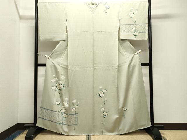 ■■■　サイズ　■■■ 身丈 163cm（肩から） 裄丈 69cm 袖丈 48cm　縫込み 5cm 袖幅 35cm 前幅 24cm 後幅 30.5cm 着物縫いこみ 内揚げ 0cm 裄 お袖側 約1cm　身頃側 約0cm ■■■　商品詳細　■■■ 【正絹・一つ紋】 状態は接写画像のように表地所々・衿山に薄い汚れがございます。 大変上質な逸品になりますのでぜひお手入れをされてお召しになられてはいかがでしょうか。 お安く出品致しますので、是非この機会にいかがでしょうか？ ■■■　注意事項　■■■ ■モニター発色の具合により色合いが異なる場合がございます。 ■寸法は多少の誤差が生じる場合がございますのでご了承ください。 ■縫込みの長さが左右非対称の場合は短い部分を記載しております。 左右非対称であってもご返品・お値引き等の保証は出来かねますので、ご了承の上ご購入をお願い致します。 ■シミ等のチェックには注意を払っておりますが、見落としがある場合もございますし、個人の見解も様々ですので神経質な方のご購入はお控えください。 ■箪笥に入っておりました着物や帯なので畳みシワや匂いがあるものもございます。 ■お休みは基本的に土日祝となりますが、その他臨時でお休みする場合がございますのでご了承ください。 ■商品の発送は平日のみの発送となります。 ■夜間と土曜、日曜日はお問い合わせの回答が遅れる場合がございます。 ■当店では、お直し、紋入れ、お手入れ等は承っておりません。 ■生地の状態（ヤケ、経年劣化等）によってはサイズ直しが出来ない場合がございます。 その点もどうかご了承のうえ、ご購入をお願いいたします。 ■弊社で取り扱う商品は一点ものにつき、時期や在庫状況に応じて金額が変更となる場合がございます。 ■検針は行っておりません。予めご了承いただきますようお願いいたします。 ■【洗える着物】と記載のある商品におきましては、商品お届け後に洗濯を行ってしまってからのご返品にはご対応しかねます。 念の為、専門店でのお手入れをお願いいたします。 ■写真に写っている物が全てになります。それ以外の付属品はございませんのでご了承ください。 ■状態に関する写真につきましては、掲載可能な写真枚数に限りがあるため、各箇所につき1枚参考画像を掲載しております。 ■着物のサイズ目安は下記を参考ください↓ ＜女性着物＞　お端折り次第で＋5cm　−1cmが着用可能サイズ 　例）身丈170cmの場合、身長160cm〜175cm ＜男性着物＞　身丈＋約25cm〜27cm程が適応身長 　例）身丈155cmの場合、身長180〜182cm
