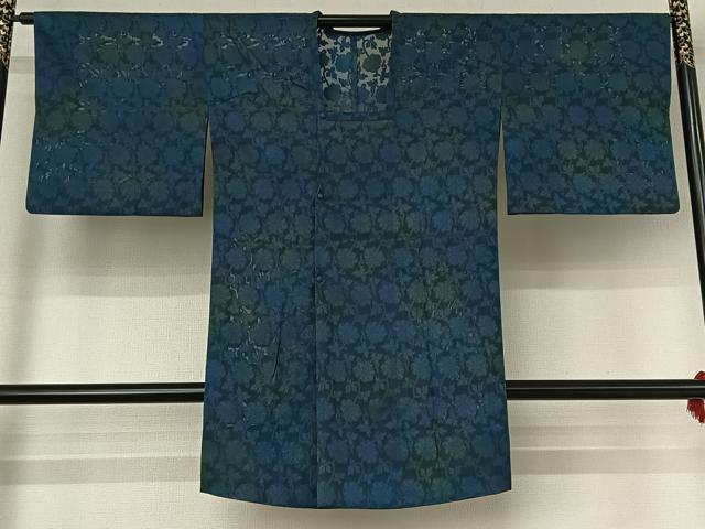 ■■■　サイズ　■■■ 身丈 96cm（肩から） 裄丈 65cm 袖丈 44cm　縫込み 5cm 袖幅 34cm 前幅 21cm 後幅 29cm 裄 お袖側 約2cm　身頃側 約2cm ■■■　商品詳細　■■■ 【正絹】 状態は特に目立ったシミ汚れなどもなく大変良い状態です。 大変上質な逸品になります。 お安く出品致しますので、是非この機会にいかがでしょうか？ ■■■　注意事項　■■■ ■モニター発色の具合により色合いが異なる場合がございます。 ■寸法は多少の誤差が生じる場合がございますのでご了承ください。 ■縫込みの長さが左右非対称の場合は短い部分を記載しております。 左右非対称であってもご返品・お値引き等の保証は出来かねますので、ご了承の上ご購入をお願い致します。 ■シミ等のチェックには注意を払っておりますが、見落としがある場合もございますし、個人の見解も様々ですので神経質な方のご購入はお控えください。 ■箪笥に入っておりました着物や帯なので畳みシワや匂いがあるものもございます。 ■お休みは基本的に土日祝となりますが、その他臨時でお休みする場合がございますのでご了承ください。 ■商品の発送は平日のみの発送となります。 ■夜間と土曜、日曜日はお問い合わせの回答が遅れる場合がございます。 ■当店では、お直し、紋入れ、お手入れ等は承っておりません。 ■生地の状態（ヤケ、経年劣化等）によってはサイズ直しが出来ない場合がございます。 その点もどうかご了承のうえ、ご購入をお願いいたします。 ■弊社で取り扱う商品は一点ものにつき、時期や在庫状況に応じて金額が変更となる場合がございます。 ■検針は行っておりません。予めご了承いただきますようお願いいたします。 ■【洗える着物】と記載のある商品におきましては、商品お届け後に洗濯を行ってしまってからのご返品にはご対応しかねます。 念の為、専門店でのお手入れをお願いいたします。 ■着物のサイズ目安は下記を参考ください↓ ＜女性着物＞　お端折り次第で＋5cm　−1cmが着用可能サイズ 　例）身丈170cmの場合、身長160cm〜175cm ＜男性着物＞　身丈＋約25cm〜27cm程が適応身長 　例）身丈155cmの場合、身長180〜182cm