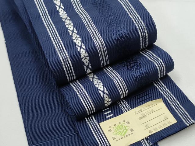 ■■■　サイズ　■■■ 長さ 414m 幅 9cm程 ■■■　商品詳細　■■■ 【正絹】 状態は接写画像のように端部分に汚れがございますが その他特に目立ったシミ汚れなどもなく大変良い状態です。 本場筑前博多織は、福岡県福岡市博多区やその周辺で生産される絹織物です。 仏具のひとつである独鈷、華皿を基にした幾何学模様が織られています。 江戸時代に筑前藩主だった黒田長政が幕府への献上品にしたことから、博多献上、献上博多とも呼ばれます。 経糸が緯糸を包み込んで、表面には経糸だけ出て、横畝が際立って見える経畝織りという織りになっています。 30〜60本の細い経糸を使うため、こしやはりがあり、地合が硬く、光沢感があります。 きちんと締まり、くずれにくい、締めやすい帯といわれています。 大変上質な逸品になります。 お安く出品致しますので、是非この機会にいかがでしょうか？ ※両側未かがりですが着用には問題ありません。 ■■■　注意事項　■■■ ■モニター発色の具合により色合いが異なる場合がございます。 ■寸法は多少の誤差が生じる場合がございますのでご了承ください。 ■縫込みの長さが左右非対称の場合は短い部分を記載しております。 左右非対称であってもご返品・お値引き等の保証は出来かねますので、ご了承の上ご購入をお願い致します。 ■シミ等のチェックには注意を払っておりますが、見落としがある場合もございますし、個人の見解も様々ですので神経質な方のご購入はお控えください。 ■箪笥に入っておりました着物や帯なので畳みシワや匂いがあるものもございます。 ■お休みは基本的に土日祝となりますが、その他臨時でお休みする場合がございますのでご了承ください。 ■商品の発送は平日のみの発送となります。 ■夜間と土曜、日曜日はお問い合わせの回答が遅れる場合がございます。 ■当店では、お直し、紋入れ、お手入れ等は承っておりません。 ■生地の状態（ヤケ、経年劣化等）によってはサイズ直しが出来ない場合がございます。 その点もどうかご了承のうえ、ご購入をお願いいたします。 ■弊社で取り扱う商品は一点ものにつき、時期や在庫状況に応じて金額が変更となる場合がございます。 ■検針は行っておりません。予めご了承いただきますようお願いいたします。 ■【洗える着物】と記載のある商品におきましては、商品お届け後に洗濯を行ってしまってからのご返品にはご対応しかねます。 念の為、専門店でのお手入れをお願いいたします。 ■着物のサイズ目安は下記を参考ください↓ ＜女性着物＞　お端折り次第で＋5cm　−1cmが着用可能サイズ 　例）身丈170cmの場合、身長160cm〜175cm ＜男性着物＞　身丈＋約25cm〜27cm程が適応身長 　例）身丈155cmの場合、身長180〜182cm