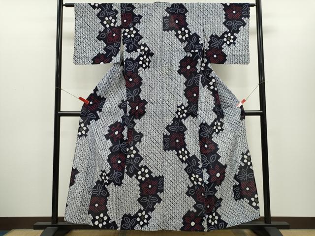 ■■■　サイズ　■■■ 身丈 156cm（肩から） 裄丈 62.5cm 袖丈 43.5cm　縫込み 5.5cm 袖幅 32.5cm 前幅 23.5cm 後幅 29cm 着物縫いこみ 内揚げ 7cm 裄 お袖側 約2cm　身頃側 約2cm ■■■　商品詳細　■■■ 【綿・未使用】 状態は接写画像のように表地所々・裏地に薄い汚れがございます。 人気の高い“有松鳴海絞り”の浴衣でございます。 “鳴海絞り”ならではの表情を生み出す立体感と 淡いぼかしで息を吹き込まれ、 今にも動き出しそうな迫力を放っております。 夏祭りや花火大会、これから増えるイベントに連れ立って、 より夏をお楽しみ下さいませ。 大変上質な逸品になりますので ぜひお手入れをされてお召しになられてはいかがでしょうか。 お安く出品致しますので、是非この機会にいかがでしょうか？ ■■■　注意事項　■■■ ■モニター発色の具合により色合いが異なる場合がございます。 ■寸法は多少の誤差が生じる場合がございますのでご了承ください。 ■縫込みの長さが左右非対称の場合は短い部分を記載しております。 左右非対称であってもご返品・お値引き等の保証は出来かねますので、ご了承の上ご購入をお願い致します。 ■シミ等のチェックには注意を払っておりますが、見落としがある場合もございますし、個人の見解も様々ですので神経質な方のご購入はお控えください。 ■箪笥に入っておりました着物や帯なので畳みシワや匂いがあるものもございます。 ■お休みは基本的に土日祝となりますが、その他臨時でお休みする場合がございますのでご了承ください。 ■商品の発送は平日のみの発送となります。 ■夜間と土曜、日曜日はお問い合わせの回答が遅れる場合がございます。 ■当店では、お直し、紋入れ、お手入れ等は承っておりません。 ■生地の状態（ヤケ、経年劣化等）によってはサイズ直しが出来ない場合がございます。 その点もどうかご了承のうえ、ご購入をお願いいたします。 ■弊社で取り扱う商品は一点ものにつき、時期や在庫状況に応じて金額が変更となる場合がございます。 ■検針は行っておりません。予めご了承いただきますようお願いいたします。 ■【洗える着物】と記載のある商品におきましては、商品お届け後に洗濯を行ってしまってからのご返品にはご対応しかねます。 念の為、専門店でのお手入れをお願いいたします。 ■写真に写っている物が全てになります。それ以外の付属品はございませんのでご了承ください。 ■状態に関する写真につきましては、掲載可能な写真枚数に限りがあるため、各箇所につき1枚参考画像を掲載しております。 ■着物のサイズ目安は下記を参考ください↓ ＜女性着物＞　お端折り次第で＋5cm　－1cmが着用可能サイズ 　例）身丈170cmの場合、身長160cm～175cm ＜男性着物＞　身丈＋約25cm～27cm程が適応身長 　例）身丈155cmの場合、身長180～182cm