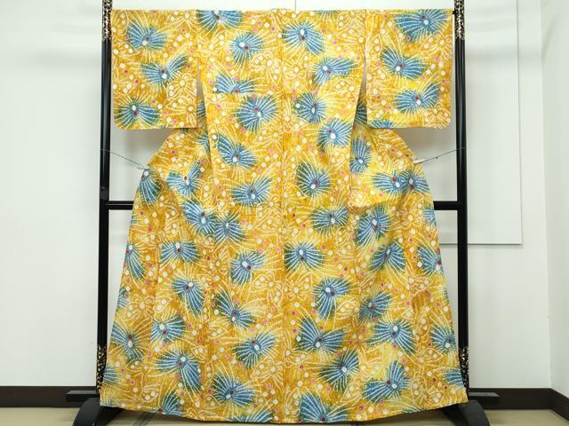 ■■■　サイズ　■■■ 身丈 168cm（肩から） 裄丈 68.5cm 袖丈 48.5cm　縫込み 1.5cm 袖幅 34cm 前幅 24cm 後幅 31.5cm 着物縫いこみ 内揚げ 0cm 裄 お袖側 約 1cm　身頃側 約 0cm ■■■　商品詳細　■■■ 【綿・バチ衿】 状態は特に目立ったシミ汚れなどもなく大変良い状態です。 人気の高い“有松鳴海絞り”の浴衣でございます。 “鳴海絞り”ならではの表情を生み出す立体感と 淡いぼかしで息を吹き込まれ、 今にも動き出しそうな迫力を放っております。 夏祭りや花火大会、これから増えるイベントに連れ立って、 より夏をお楽しみ下さいませ。 大変上質な極上の逸品になります。 お安く出品致しますので、是非この機会にいかがでしょうか？ ■■■　注意事項　■■■ ■モニター発色の具合により色合いが異なる場合がございます。 ■寸法は多少の誤差が生じる場合がございますのでご了承ください。 ■縫込みの長さが左右非対称の場合は短い部分を記載しております。 左右非対称であってもご返品・お値引き等の保証は出来かねますので、ご了承の上ご購入をお願い致します。 ■シミ等のチェックには注意を払っておりますが、見落としがある場合もございますし、個人の見解も様々ですので神経質な方のご購入はお控えください。 ■箪笥に入っておりました着物や帯なので畳みシワや匂いがあるものもございます。 ■お休みは基本的に土日祝となりますが、その他臨時でお休みする場合がございますのでご了承ください。 ■商品の発送は平日のみの発送となります。 ■夜間と土曜、日曜日はお問い合わせの回答が遅れる場合がございます。 ■当店では、お直し、紋入れ、お手入れ等は承っておりません。 ■生地の状態（ヤケ、経年劣化等）によってはサイズ直しが出来ない場合がございます。 その点もどうかご了承のうえ、ご購入をお願いいたします。 ■弊社で取り扱う商品は一点ものにつき、時期や在庫状況に応じて金額が変更となる場合がございます。 ■検針は行っておりません。予めご了承いただきますようお願いいたします。 ■【洗える着物】と記載のある商品におきましては、商品お届け後に洗濯を行ってしまってからのご返品にはご対応しかねます。 念の為、専門店でのお手入れをお願いいたします。 ■着物のサイズ目安は下記を参考ください↓ ＜女性着物＞　お端折り次第で＋5?　−10?が着用可能サイズ 　例）身丈170?の場合、身長160?〜175? ＜男性着物＞　身丈＋約25?〜27?程が適応身長 　例）身丈155?の場合、身長180〜182?