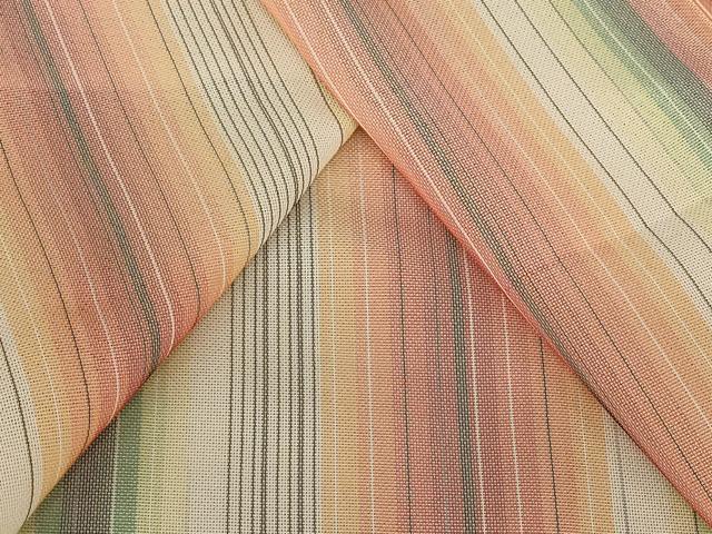 ■■■　サイズ　■■■ 身丈 155cm（肩から） 裄丈 62cm 袖丈 47cm　縫込み 3cm 袖幅 32cm 前幅 23.5cm 後幅 29.5cm 着物縫いこみ 内揚げ 4.5cm 裄 お袖側 約2cm　身頃側 約2.5cm ■■■　商品詳細　■■■ 【正絹】 状態は接写画像のように後身頃に薄い汚れがございますが その他特に目立ったシミ汚れなどもなく大変良い状態です。 大変上質な逸品になります。 お安く出品致しますので、是非この機会にいかがでしょうか？ ■■■　注意事項　■■■ ■モニター発色の具合により色合いが異なる場合がございます。 ■寸法は多少の誤差が生じる場合がございますのでご了承ください。 ■縫込みの長さが左右非対称の場合は短い部分を記載しております。 左右非対称であってもご返品・お値引き等の保証は出来かねますので、ご了承の上ご購入をお願い致します。 ■シミ等のチェックには注意を払っておりますが、見落としがある場合もございますし、個人の見解も様々ですので神経質な方のご購入はお控えください。 ■箪笥に入っておりました着物や帯なので畳みシワや匂いがあるものもございます。 ■お休みは基本的に土日祝となりますが、その他臨時でお休みする場合がございますのでご了承ください。 ■商品の発送は平日のみの発送となります。 ■夜間と土曜、日曜日はお問い合わせの回答が遅れる場合がございます。 ■当店では、お直し、紋入れ、お手入れ等は承っておりません。 ■生地の状態（ヤケ、経年劣化等）によってはサイズ直しが出来ない場合がございます。 その点もどうかご了承のうえ、ご購入をお願いいたします。 ■弊社で取り扱う商品は一点ものにつき、時期や在庫状況に応じて金額が変更となる場合がございます。 ■検針は行っておりません。予めご了承いただきますようお願いいたします。 ■【洗える着物】と記載のある商品におきましては、商品お届け後に洗濯を行ってしまってからのご返品にはご対応しかねます。 念の為、専門店でのお手入れをお願いいたします。 ■着物のサイズ目安は下記を参考ください↓ ＜女性着物＞　お端折り次第で＋5?　−10?が着用可能サイズ 　例）身丈170?の場合、身長160?〜175? ＜男性着物＞　身丈＋約25?〜27?程が適応身長 　例）身丈155?の場合、身長180〜182?