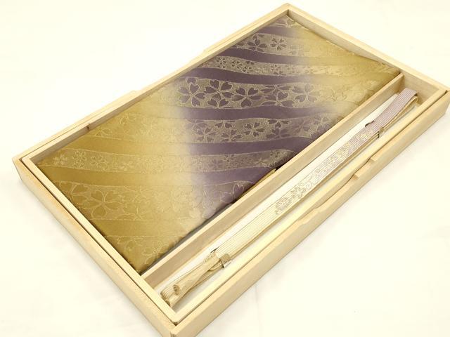 ■■■　サイズ　■■■ %1% ■■■　商品詳細　■■■ 【未使用】 状態は特に目立ったシミ汚れなどもなく大変良い状態です。 大変上質な逸品になります。 お安く出品致しますので、是非この機会にいかがでしょうか？ ■■■　注意事項　■■■ ■モニター発色の具合により色合いが異なる場合がございます。 ■寸法は多少の誤差が生じる場合がございますのでご了承ください。 ■縫込みの長さが左右非対称の場合は短い部分を記載しております。 左右非対称であってもご返品・お値引き等の保証は出来かねますので、ご了承の上ご購入をお願い致します。 ■シミ等のチェックには注意を払っておりますが、見落としがある場合もございますし、個人の見解も様々ですので神経質な方のご購入はお控えください。 ■箪笥に入っておりました着物や帯なので畳みシワや匂いがあるものもございます。 ■お休みは基本的に土日祝となりますが、その他臨時でお休みする場合がございますのでご了承ください。 ■商品の発送は平日のみの発送となります。 ■夜間と土曜、日曜日はお問い合わせの回答が遅れる場合がございます。 ■当店では、お直し、紋入れ、お手入れ等は承っておりません。 ■生地の状態（ヤケ、経年劣化等）によってはサイズ直しが出来ない場合がございます。 その点もどうかご了承のうえ、ご購入をお願いいたします。 ■弊社で取り扱う商品は一点ものにつき、時期や在庫状況に応じて金額が変更となる場合がございます。 ■検針は行っておりません。予めご了承いただきますようお願いいたします。 ■【洗える着物】と記載のある商品におきましては、商品お届け後に洗濯を行ってしまってからのご返品にはご対応しかねます。 念の為、専門店でのお手入れをお願いいたします。 ■着物のサイズ目安は下記を参考ください↓ ＜女性着物＞　お端折り次第で＋5?　−10?が着用可能サイズ 　例）身丈170?の場合、身長160?〜175? ＜男性着物＞　身丈＋約25?〜27?程が適応身長 　例）身丈155?の場合、身長180〜182?