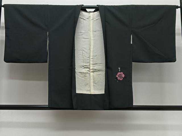 ■■■　サイズ　■■■ 身丈 79.5cm（肩から） 裄丈 65cm 袖丈 45.5cm　縫込み 3cm 袖幅 32.5cm 前幅 18cm 後幅 31cm 裄 お袖側 約1cm　身頃側 約1.5cm ■■■　商品詳細　■■■ 【正絹】 状態は接写画像のように下前・羽裏に汚れがございますが その他特に目立ったシミ汚れなどもなく大変良い状態です。 大変上質な逸品になります。 お安く出品致しますので、是非この機会にいかがでしょうか？ ■■■　注意事項　■■■ ■モニター発色の具合により色合いが異なる場合がございます。 ■寸法は多少の誤差が生じる場合がございますのでご了承ください。 ■縫込みの長さが左右非対称の場合は短い部分を記載しております。 左右非対称であってもご返品・お値引き等の保証は出来かねますので、ご了承の上ご購入をお願い致します。 ■シミ等のチェックには注意を払っておりますが、見落としがある場合もございますし、個人の見解も様々ですので神経質な方のご購入はお控えください。 ■箪笥に入っておりました着物や帯なので畳みシワや匂いがあるものもございます。 ■お休みは基本的に土日祝となりますが、その他臨時でお休みする場合がございますのでご了承ください。 ■商品の発送は平日のみの発送となります。 ■夜間と土曜、日曜日はお問い合わせの回答が遅れる場合がございます。 ■当店では、お直し、紋入れ、お手入れ等は承っておりません。 ■生地の状態（ヤケ、経年劣化等）によってはサイズ直しが出来ない場合がございます。 その点もどうかご了承のうえ、ご購入をお願いいたします。 ■弊社で取り扱う商品は一点ものにつき、時期や在庫状況に応じて金額が変更となる場合がございます。 ■検針は行っておりません。予めご了承いただきますようお願いいたします。 ■【洗える着物】と記載のある商品におきましては、商品お届け後に洗濯を行ってしまってからのご返品にはご対応しかねます。 念の為、専門店でのお手入れをお願いいたします。 ■写真に写っている物が全てになります。それ以外の付属品はございませんのでご了承ください。 ■状態に関する写真につきましては、掲載可能な写真枚数に限りがあるため、各箇所につき1枚参考画像を掲載しております。 ■着物のサイズ目安は下記を参考ください↓ ＜女性着物＞　お端折り次第で＋5cm　−1cmが着用可能サイズ 　例）身丈170cmの場合、身長160cm〜175cm ＜男性着物＞　身丈＋約25cm〜27cm程が適応身長 　例）身丈155cmの場合、身長180〜182cm