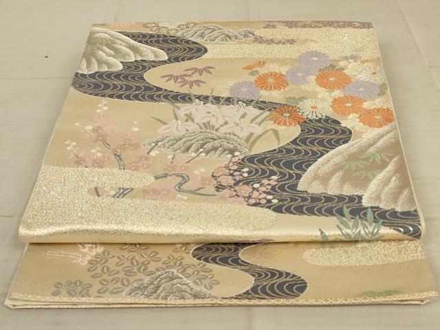 ■■■　サイズ　■■■ 長さ 424cm 幅 31.5cm程 ■■■　商品詳細　■■■ 【正絹・芯なし】 詳細に関しましては、画像をご確認ください。 大変上質な逸品になります。 お安く出品致しますので、是非この機会にいかがでしょうか？ ※汚れ等に関しましては、着用時には見えない部分になるかと思いますのであまり気にならずお召になれるかと思います。 ■■■　注意事項　■■■ ■モニター発色の具合により色合いが異なる場合がございます。 ■寸法は多少の誤差が生じる場合がございますのでご了承ください。 ■縫込みの長さが左右非対称の場合は短い部分を記載しております。 左右非対称であってもご返品・お値引き等の保証は出来かねますので、ご了承の上ご購入をお願い致します。 ■シミ等のチェックには注意を払っておりますが、見落としがある場合もございますし、個人の見解も様々ですので神経質な方のご購入はお控えください。 ■箪笥に入っておりました着物や帯なので畳みシワや匂いがあるものもございます。 ■お休みは基本的に土日祝となりますが、その他臨時でお休みする場合がございますのでご了承ください。 ■商品の発送は平日のみの発送となります。 ■夜間と土曜、日曜日はお問い合わせの回答が遅れる場合がございます。 ■当店では、お直し、紋入れ、お手入れ等は承っておりません。 ■生地の状態（ヤケ、経年劣化等）によってはサイズ直しが出来ない場合がございます。 その点もどうかご了承のうえ、ご購入をお願いいたします。 ■弊社で取り扱う商品は一点ものにつき、時期や在庫状況に応じて金額が変更となる場合がございます。 ■検針は行っておりません。予めご了承いただきますようお願いいたします。 ■【洗える着物】と記載のある商品におきましては、商品お届け後に洗濯を行ってしまってからのご返品にはご対応しかねます。 念の為、専門店でのお手入れをお願いいたします。 ■着物のサイズ目安は下記を参考ください↓ ＜女性着物＞　お端折り次第で＋5cm　−1cmが着用可能サイズ 　例）身丈170cmの場合、身長160cm〜175cm ＜男性着物＞　身丈＋約25cm〜27cm程が適応身長 　例）身丈155cmの場合、身長180〜182cm