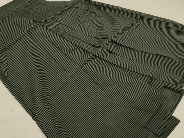 ■■■　サイズ　■■■ 紐下丈　約81.5cm ■■■　商品詳細　■■■ 【正絹】 状態は接写画像のように腰板に薄い汚れがございますが その他特に目立ったシミ汚れなどもなく大変良い状態です。 大変上質な逸品になります。 お安く出品致しますので、是非この機会にいかがでしょうか？ ■■■　注意事項　■■■ ■モニター発色の具合により色合いが異なる場合がございます。 ■寸法は多少の誤差が生じる場合がございますのでご了承ください。 ■縫込みの長さが左右非対称の場合は短い部分を記載しております。 左右非対称であってもご返品・お値引き等の保証は出来かねますので、ご了承の上ご購入をお願い致します。 ■シミ等のチェックには注意を払っておりますが、見落としがある場合もございますし、個人の見解も様々ですので神経質な方のご購入はお控えください。 ■箪笥に入っておりました着物や帯なので畳みシワや匂いがあるものもございます。 ■お休みは基本的に土日祝となりますが、その他臨時でお休みする場合がございますのでご了承ください。 ■商品の発送は平日のみの発送となります。 ■夜間と土曜、日曜日はお問い合わせの回答が遅れる場合がございます。 ■当店では、お直し、紋入れ、お手入れ等は承っておりません。 ■生地の状態（ヤケ、経年劣化等）によってはサイズ直しが出来ない場合がございます。 その点もどうかご了承のうえ、ご購入をお願いいたします。 ■弊社で取り扱う商品は一点ものにつき、時期や在庫状況に応じて金額が変更となる場合がございます。 ■検針は行っておりません。予めご了承いただきますようお願いいたします。 ■【洗える着物】と記載のある商品におきましては、商品お届け後に洗濯を行ってしまってからのご返品にはご対応しかねます。 念の為、専門店でのお手入れをお願いいたします。 ■着物のサイズ目安は下記を参考ください↓ ＜女性着物＞　お端折り次第で＋5cm　−1cmが着用可能サイズ 　例）身丈170cmの場合、身長160cm〜175cm ＜男性着物＞　身丈＋約25cm〜27cm程が適応身長 　例）身丈155cmの場合、身長180〜182cm