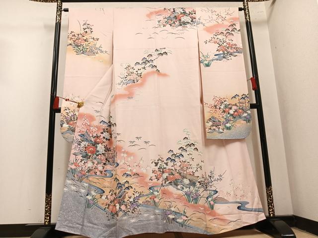 ■■■　サイズ　■■■ 身丈 157.5cm（肩から） 裄丈 63cm 袖丈 99.5cm　縫込み 7cm 袖幅 32cm 前幅 23.5cm 後幅 30cm 着物縫いこみ 内揚げ 5cm 裄 お袖側 約1cm　身頃側 約3cm ■■■　商品詳細　■■■ 【正絹】 状態は接写画像のように衿山に薄い汚れがございますが その他特に目立ったシミ汚れなどもなく大変良い状態です。 大変上質な逸品になります。 お安く出品致しますので、是非この機会にいかがでしょうか？ ■■■　注意事項　■■■ ■モニター発色の具合により色合いが異なる場合がございます。 ■寸法は多少の誤差が生じる場合がございますのでご了承ください。 ■縫込みの長さが左右非対称の場合は短い部分を記載しております。 左右非対称であってもご返品・お値引き等の保証は出来かねますので、ご了承の上ご購入をお願い致します。 ■シミ等のチェックには注意を払っておりますが、見落としがある場合もございますし、個人の見解も様々ですので神経質な方のご購入はお控えください。 ■箪笥に入っておりました着物や帯なので畳みシワや匂いがあるものもございます。 ■お休みは基本的に土日祝となりますが、その他臨時でお休みする場合がございますのでご了承ください。 ■商品の発送は平日のみの発送となります。 ■夜間と土曜、日曜日はお問い合わせの回答が遅れる場合がございます。 ■当店では、お直し、紋入れ、お手入れ等は承っておりません。 ■生地の状態（ヤケ、経年劣化等）によってはサイズ直しが出来ない場合がございます。 その点もどうかご了承のうえ、ご購入をお願いいたします。 ■弊社で取り扱う商品は一点ものにつき、時期や在庫状況に応じて金額が変更となる場合がございます。 ■検針は行っておりません。予めご了承いただきますようお願いいたします。 ■【洗える着物】と記載のある商品におきましては、商品お届け後に洗濯を行ってしまってからのご返品にはご対応しかねます。 念の為、専門店でのお手入れをお願いいたします。 ■写真に写っている物が全てになります。それ以外の付属品はございませんのでご了承ください。 ■状態に関する写真につきましては、掲載可能な写真枚数に限りがあるため、各箇所につき1枚参考画像を掲載しております。 ■着物のサイズ目安は下記を参考ください↓ ＜女性着物＞　お端折り次第で＋5cm　−1cmが着用可能サイズ 　例）身丈170cmの場合、身長160cm〜175cm ＜男性着物＞　身丈＋約25cm〜27cm程が適応身長 　例）身丈155cmの場合、身長180〜182cm
