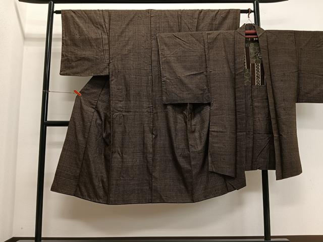 ■■■　サイズ　■■■ 【着物】 身丈 128cm（肩から） 裄丈 60cm 袖丈 48cm　縫込み 2.5cm 袖幅 31.5cm 前幅 22.5cm 後幅 27cm 着物縫いこみ 内揚げ 3cm 裄 お袖側 約1.5cm　身頃側 約1cm 【羽織】 身丈 91cm（肩から） 裄丈 61cm 袖丈 48cm　縫込み 3.5cm 袖幅 32cm 前幅 17.5cm 後幅 27.5cm 裄 お袖側 約1cm　身頃側 約4cm ■■■　商品詳細　■■■ 【正絹】 状態は特に目立ったシミ汚れなどもなく大変良い状態です。 大変上質な逸品になります。 お安く出品致しますので、是非この機会にいかがでしょうか？ ■■■　注意事項　■■■ ■モニター発色の具合により色合いが異なる場合がございます。 ■寸法は多少の誤差が生じる場合がございますのでご了承ください。 ■縫込みの長さが左右非対称の場合は短い部分を記載しております。 左右非対称であってもご返品・お値引き等の保証は出来かねますので、ご了承の上ご購入をお願い致します。 ■シミ等のチェックには注意を払っておりますが、見落としがある場合もございますし、個人の見解も様々ですので神経質な方のご購入はお控えください。 ■箪笥に入っておりました着物や帯なので畳みシワや匂いがあるものもございます。 ■お休みは基本的に土日祝となりますが、その他臨時でお休みする場合がございますのでご了承ください。 ■商品の発送は平日のみの発送となります。 ■夜間と土曜、日曜日はお問い合わせの回答が遅れる場合がございます。 ■当店では、お直し、紋入れ、お手入れ等は承っておりません。 ■生地の状態（ヤケ、経年劣化等）によってはサイズ直しが出来ない場合がございます。 その点もどうかご了承のうえ、ご購入をお願いいたします。 ■弊社で取り扱う商品は一点ものにつき、時期や在庫状況に応じて金額が変更となる場合がございます。 ■検針は行っておりません。予めご了承いただきますようお願いいたします。 ■【洗える着物】と記載のある商品におきましては、商品お届け後に洗濯を行ってしまってからのご返品にはご対応しかねます。 念の為、専門店でのお手入れをお願いいたします。 ■写真に写っている物が全てになります。それ以外の付属品はございませんのでご了承ください。 ■状態に関する写真につきましては、掲載可能な写真枚数に限りがあるため、各箇所につき1枚参考画像を掲載しております。 ■着物のサイズ目安は下記を参考ください↓ ＜女性着物＞　お端折り次第で＋5cm　−1cmが着用可能サイズ 　例）身丈170cmの場合、身長160cm〜175cm ＜男性着物＞　身丈＋約25cm〜27cm程が適応身長 　例）身丈155cmの場合、身長180〜182cm