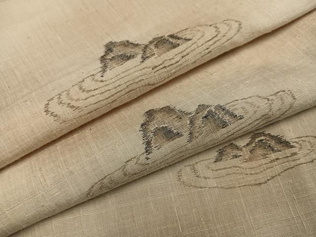 ■■■　サイズ　■■■ 身丈 155.5cm（肩から） 裄丈 62.5cm 袖丈 43.5cm　縫込み 4cm 袖幅 32cm 前幅 22.5cm 後幅 28cm 着物縫いこみ 内揚げ 0cm 裄 お袖側 約3cm　身頃側 約3cm ■■■　商品詳細　■■■ 【正絹】 状態は接写画像のように衿裏・胴裏にホックシミがございますがその他特に目立ったシミ汚れなどもなく大変良い状態です。 大変上質な逸品になります。 お安く出品致しますので、是非この機会にいかがでしょうか？ ■■■　注意事項　■■■ ■モニター発色の具合により色合いが異なる場合がございます。 ■寸法は多少の誤差が生じる場合がございますのでご了承ください。 ■縫込みの長さが左右非対称の場合は短い部分を記載しております。 左右非対称であってもご返品・お値引き等の保証は出来かねますので、ご了承の上ご購入をお願い致します。 ■シミ等のチェックには注意を払っておりますが、見落としがある場合もございますし、個人の見解も様々ですので神経質な方のご購入はお控えください。 ■箪笥に入っておりました着物や帯なので畳みシワや匂いがあるものもございます。 ■お休みは基本的に土日祝となりますが、その他臨時でお休みする場合がございますのでご了承ください。 ■商品の発送は平日のみの発送となります。 ■夜間と土曜、日曜日はお問い合わせの回答が遅れる場合がございます。 ■当店では、お直し、紋入れ、お手入れ等は承っておりません。 ■生地の状態（ヤケ、経年劣化等）によってはサイズ直しが出来ない場合がございます。 その点もどうかご了承のうえ、ご購入をお願いいたします。 ■弊社で取り扱う商品は一点ものにつき、時期や在庫状況に応じて金額が変更となる場合がございます。 ■検針は行っておりません。予めご了承いただきますようお願いいたします。 ■【洗える着物】と記載のある商品におきましては、商品お届け後に洗濯を行ってしまってからのご返品にはご対応しかねます。 念の為、専門店でのお手入れをお願いいたします。 ■着物のサイズ目安は下記を参考ください↓ ＜女性着物＞　お端折り次第で＋5cm　−1cmが着用可能サイズ 　例）身丈170cmの場合、身長160cm〜175cm ＜男性着物＞　身丈＋約25cm〜27cm程が適応身長 　例）身丈155cmの場合、身長180〜182cm