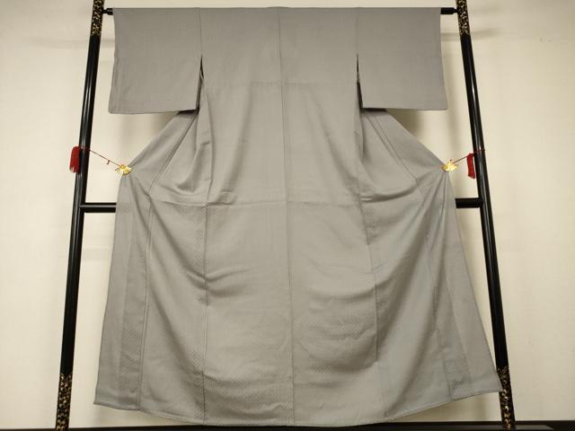 ■■■　サイズ　■■■ 身丈 154.5cm（肩から） 裄丈 62cm 袖丈 45cm　縫込み 5cm 袖幅 32cm 前幅 24cm 後幅 29.5cm 着物縫いこみ 内揚げ 0cm 裄 お袖側 約1cm　身頃側 約0cm ■■■　商品詳細　■■■ 【正絹・紋なし】 状態は接写画像のように衿裏・衿山に薄い汚れがございますが その他特に目立ったシミ汚れなどもなく大変良い状態です。 大変上質な逸品になります。 お安く出品致しますので、是非この機会にいかがでしょうか？ ■■■　注意事項　■■■ ■モニター発色の具合により色合いが異なる場合がございます。 ■寸法は多少の誤差が生じる場合がございますのでご了承ください。 ■シミ等のチェックには注意を払っておりますが、見落としがある場合もございますし、個人の見解も様々ですので神経質な方のご購入はお控えください。 ■箪笥に入っておりました着物や帯なので畳みシワや匂いがあるものもございます。 ■お休みは基本的に土日祝となりますが、その他臨時でお休みする場合がございますのでご了承ください。 ■商品の発送は平日のみの発送となります。 ■夜間と土曜、日曜日はお問い合わせの回答が遅れる場合がございます。 ■当店では、お直し、紋入れ、お手入れ等は承っておりません。 ■生地の状態（ヤケ、経年劣化等）によってはサイズ直しが出来ない場合がございます。 その点もどうかご了承のうえ、ご購入をお願いいたします。 ■着物のサイズ目安は下記を参考ください↓ ＜女性着物＞　身長-10cm+5cmが着用可能サイズ(お端折り次第) 　例）身長160cmの方→着物身丈150cm〜165cm ＜男性着物＞　身長-27cm ±5cmが着用可能サイズ 　例）身長170cmの方→着物身丈138cm〜148cm