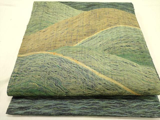 ■■■　サイズ　■■■ 長さ 452cm 幅 32cm程 ■■■　商品詳細　■■■ 【正絹・芯なし】 状態は締めてはおりますが 特に目立ったシミ汚れなどもなく大変良い状態です。 大変上質な逸品になります。 お安く出品致しますので、是非この機会にいかがでしょうか？ ■■■　注意事項　■■■ ■モニター発色の具合により色合いが異なる場合がございます。 ■寸法は多少の誤差が生じる場合がございますのでご了承ください。 ■縫込みの長さが左右非対称の場合は短い部分を記載しております。 左右非対称であってもご返品・お値引き等の保証は出来かねますので、ご了承の上ご購入をお願い致します。 ■シミ等のチェックには注意を払っておりますが、見落としがある場合もございますし、個人の見解も様々ですので神経質な方のご購入はお控えください。 ■箪笥に入っておりました着物や帯なので畳みシワや匂いがあるものもございます。 ■お休みは基本的に土日祝となりますが、その他臨時でお休みする場合がございますのでご了承ください。 ■商品の発送は平日のみの発送となります。 ■夜間と土曜、日曜日はお問い合わせの回答が遅れる場合がございます。 ■当店では、お直し、紋入れ、お手入れ等は承っておりません。 ■生地の状態（ヤケ、経年劣化等）によってはサイズ直しが出来ない場合がございます。 その点もどうかご了承のうえ、ご購入をお願いいたします。 ■弊社で取り扱う商品は一点ものにつき、時期や在庫状況に応じて金額が変更となる場合がございます。 ■検針は行っておりません。予めご了承いただきますようお願いいたします。 ■【洗える着物】と記載のある商品におきましては、商品お届け後に洗濯を行ってしまってからのご返品にはご対応しかねます。 念の為、専門店でのお手入れをお願いいたします。 ■着物のサイズ目安は下記を参考ください↓ ＜女性着物＞　お端折り次第で＋5cm　−1cmが着用可能サイズ 　例）身丈170cmの場合、身長160cm〜175cm ＜男性着物＞　身丈＋約25cm〜27cm程が適応身長 　例）身丈155cmの場合、身長180〜182cm