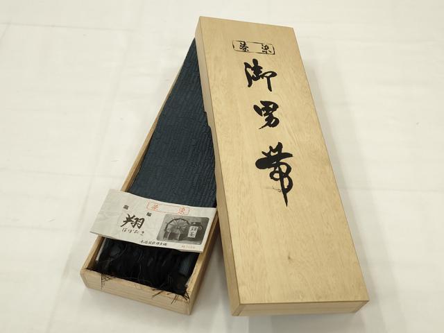 ■■■　サイズ　■■■ 長さ 396cm 幅 10cm程 ■■■　商品詳細　■■■ 【正絹】 状態は締めてはおりますが 特に目立ったシミ汚れなどもなく大変良い状態です。 本場筑前博多織は、 福岡県福岡市博多区やその周辺で生産される絹織物です。 仏具のひとつである独鈷、華皿を基にした幾何学模様が織られています。 江戸時代に筑前藩主だった黒田長政が幕府への献上品にしたことから、 博多献上、献上博多とも呼ばれます。 横畝が際立って見える経畝織りという織りになっています。 30～60本の細い経糸を使うため、こしやはりがあり、 地合が硬く、光沢感があります。 きちんと締まり、くずれにくい、締めやすい帯といわれています。 大変上質な逸品になります。 お安く出品致しますので、是非この機会にいかがでしょうか？ ■■■　注意事項　■■■ ■モニター発色の具合により色合いが異なる場合がございます。 ■寸法は多少の誤差が生じる場合がございますのでご了承ください。 ■縫込みの長さが左右非対称の場合は短い部分を記載しております。 左右非対称であってもご返品・お値引き等の保証は出来かねますので、ご了承の上ご購入をお願い致します。 ■シミ等のチェックには注意を払っておりますが、見落としがある場合もございますし、個人の見解も様々ですので神経質な方のご購入はお控えください。 ■箪笥に入っておりました着物や帯なので畳みシワや匂いがあるものもございます。 ■お休みは基本的に土日祝となりますが、その他臨時でお休みする場合がございますのでご了承ください。 ■商品の発送は平日のみの発送となります。 ■夜間と土曜、日曜日はお問い合わせの回答が遅れる場合がございます。 ■当店では、お直し、紋入れ、お手入れ等は承っておりません。 ■生地の状態（ヤケ、経年劣化等）によってはサイズ直しが出来ない場合がございます。 その点もどうかご了承のうえ、ご購入をお願いいたします。 ■弊社で取り扱う商品は一点ものにつき、時期や在庫状況に応じて金額が変更となる場合がございます。 ■検針は行っておりません。予めご了承いただきますようお願いいたします。 ■【洗える着物】と記載のある商品におきましては、商品お届け後に洗濯を行ってしまってからのご返品にはご対応しかねます。 念の為、専門店でのお手入れをお願いいたします。 ■写真に写っている物が全てになります。それ以外の付属品はございませんのでご了承ください。 ■状態に関する写真につきましては、掲載可能な写真枚数に限りがあるため、各箇所につき1枚参考画像を掲載しております。 ■着物のサイズ目安は下記を参考ください↓ ＜女性着物＞　お端折り次第で＋5cm　－1cmが着用可能サイズ 　例）身丈170cmの場合、身長160cm～175cm ＜男性着物＞　身丈＋約25cm～27cm程が適応身長 　例）身丈155cmの場合、身長180～182cm