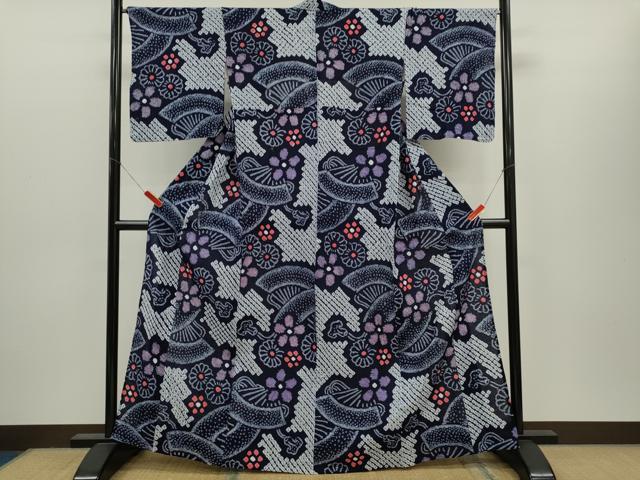 ■■■　サイズ　■■■ 身丈 163.5cm（肩から） 裄丈 66cm 袖丈 47.5cm　縫込み 1.5cm 袖幅 33cm 前幅 25cm 後幅 31cm 着物縫いこみ 内揚げ 0cm 裄 お袖側 約1cm　身頃側 約0.5cm ■■■　商品詳細　■■■ 【綿・未使用】 状態は接写画像のように両袖・後身頃・衿に薄い汚れがございますが その他特に目立ったシミ汚れなどもなく大変良い状態です。 人気の高い“有松鳴海絞り”の浴衣でございます。 “鳴海絞り”ならではの表情を生み出す立体感と 淡いぼかしで息を吹き込まれ、 今にも動き出しそうな迫力を放っております。 夏祭りや花火大会、これから増えるイベントに連れ立って、 より夏をお楽しみ下さいませ。 大変上質な逸品になります。 お安く出品致しますので、是非この機会にいかがでしょうか？ ■■■　注意事項　■■■ ■モニター発色の具合により色合いが異なる場合がございます。 ■寸法は多少の誤差が生じる場合がございますのでご了承ください。 ■縫込みの長さが左右非対称の場合は短い部分を記載しております。 左右非対称であってもご返品・お値引き等の保証は出来かねますので、ご了承の上ご購入をお願い致します。 ■シミ等のチェックには注意を払っておりますが、見落としがある場合もございますし、個人の見解も様々ですので神経質な方のご購入はお控えください。 ■箪笥に入っておりました着物や帯なので畳みシワや匂いがあるものもございます。 ■お休みは基本的に土日祝となりますが、その他臨時でお休みする場合がございますのでご了承ください。 ■商品の発送は平日のみの発送となります。 ■夜間と土曜、日曜日はお問い合わせの回答が遅れる場合がございます。 ■当店では、お直し、紋入れ、お手入れ等は承っておりません。 ■生地の状態（ヤケ、経年劣化等）によってはサイズ直しが出来ない場合がございます。 その点もどうかご了承のうえ、ご購入をお願いいたします。 ■弊社で取り扱う商品は一点ものにつき、時期や在庫状況に応じて金額が変更となる場合がございます。 ■検針は行っておりません。予めご了承いただきますようお願いいたします。 ■【洗える着物】と記載のある商品におきましては、商品お届け後に洗濯を行ってしまってからのご返品にはご対応しかねます。 念の為、専門店でのお手入れをお願いいたします。 ■写真に写っている物が全てになります。それ以外の付属品はございませんのでご了承ください。 ■状態に関する写真につきましては、掲載可能な写真枚数に限りがあるため、各箇所につき1枚参考画像を掲載しております。 ■着物のサイズ目安は下記を参考ください↓ ＜女性着物＞　お端折り次第で＋5cm　－1cmが着用可能サイズ 　例）身丈170cmの場合、身長160cm～175cm ＜男性着物＞　身丈＋約25cm～27cm程が適応身長 　例）身丈155cmの場合、身長180～182cm