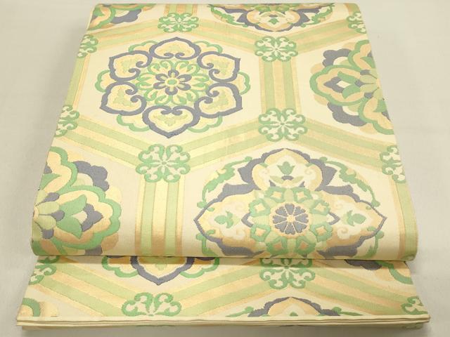 ■■■　サイズ　■■■ 長さ 414cm 幅 31cm程 ■■■　商品詳細　■■■ 【正絹・芯なし】 詳細に関しましては、画像をご確認ください。 大変上質な逸品になります。 お安く出品致しますので、是非この機会にいかがでしょうか？ ■■■　注意事項　■■■ ■モニター発色の具合により色合いが異なる場合がございます。 ■寸法は多少の誤差が生じる場合がございますのでご了承ください。 ■縫込みの長さが左右非対称の場合は短い部分を記載しております。 左右非対称であってもご返品・お値引き等の保証は出来かねますので、ご了承の上ご購入をお願い致します。 ■シミ等のチェックには注意を払っておりますが、見落としがある場合もございますし、個人の見解も様々ですので神経質な方のご購入はお控えください。 ■箪笥に入っておりました着物や帯なので畳みシワや匂いがあるものもございます。 ■お休みは基本的に土日祝となりますが、その他臨時でお休みする場合がございますのでご了承ください。 ■商品の発送は平日のみの発送となります。 ■夜間と土曜、日曜日はお問い合わせの回答が遅れる場合がございます。 ■当店では、お直し、紋入れ、お手入れ等は承っておりません。 ■生地の状態（ヤケ、経年劣化等）によってはサイズ直しが出来ない場合がございます。 その点もどうかご了承のうえ、ご購入をお願いいたします。 ■弊社で取り扱う商品は一点ものにつき、時期や在庫状況に応じて金額が変更となる場合がございます。 ■検針は行っておりません。予めご了承いただきますようお願いいたします。 ■【洗える着物】と記載のある商品におきましては、商品お届け後に洗濯を行ってしまってからのご返品にはご対応しかねます。 念の為、専門店でのお手入れをお願いいたします。 ■着物のサイズ目安は下記を参考ください↓ ＜女性着物＞　お端折り次第で＋5cm　−1cmが着用可能サイズ 　例）身丈170cmの場合、身長160cm〜175cm ＜男性着物＞　身丈＋約25cm〜27cm程が適応身長 　例）身丈155cmの場合、身長180〜182cm