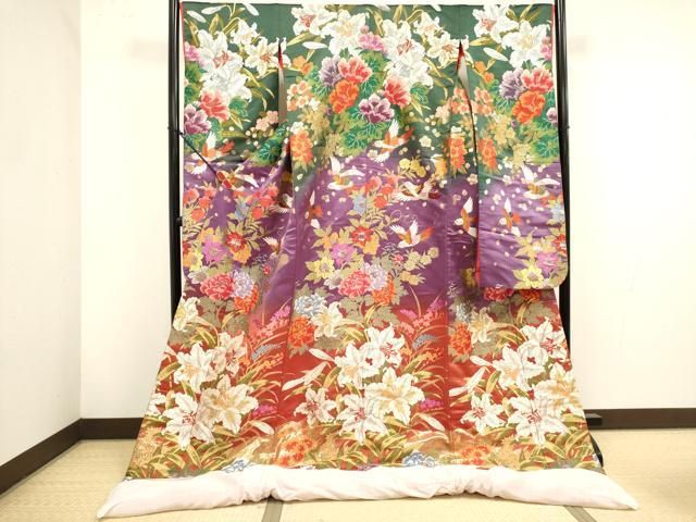 ■■■　サイズ　■■■ 身丈 194cm（肩から） 裄丈 67.5cm 袖丈 105cm　縫込み 6cm 袖幅 35cm 前幅 28cm 後幅 31cm 着物縫いこみ 内揚げ 0cm 裄 お袖側 約3cm　身頃側 約1cm ■■■　商品詳細　■■■ 【正絹】 状態は接写画像のように後身頃にスレがございますが その他特に目立ったシミ汚れなどもなく大変良い状態です。 大変上質な逸品になります。 お安く出品致しますので、是非この機会にいかがでしょうか？ ■■■　注意事項　■■■ ■モニター発色の具合により色合いが異なる場合がございます。 ■寸法は多少の誤差が生じる場合がございますのでご了承ください。 ■縫込みの長さが左右非対称の場合は短い部分を記載しております。 左右非対称であってもご返品・お値引き等の保証は出来かねますので、ご了承の上ご購入をお願い致します。 ■シミ等のチェックには注意を払っておりますが、見落としがある場合もございますし、個人の見解も様々ですので神経質な方のご購入はお控えください。 ■箪笥に入っておりました着物や帯なので畳みシワや匂いがあるものもございます。 ■お休みは基本的に土日祝となりますが、その他臨時でお休みする場合がございますのでご了承ください。 ■商品の発送は平日のみの発送となります。 ■夜間と土曜、日曜日はお問い合わせの回答が遅れる場合がございます。 ■当店では、お直し、紋入れ、お手入れ等は承っておりません。 ■生地の状態（ヤケ、経年劣化等）によってはサイズ直しが出来ない場合がございます。 その点もどうかご了承のうえ、ご購入をお願いいたします。 ■弊社で取り扱う商品は一点ものにつき、時期や在庫状況に応じて金額が変更となる場合がございます。 ■検針は行っておりません。予めご了承いただきますようお願いいたします。 ■【洗える着物】と記載のある商品におきましては、商品お届け後に洗濯を行ってしまってからのご返品にはご対応しかねます。 念の為、専門店でのお手入れをお願いいたします。 ■写真に写っている物が全てになります。 それ以外の付属品はございませんのでご了承ください。 ■状態に関する写真につきましては、掲載可能な写真枚数に限りがあるため、 各箇所につき1枚参考画像を掲載しております。 ■着物のサイズ目安は下記を参考ください↓ ＜女性着物＞　お端折り次第で＋5cm　−10cmが着用可能サイズ 　例）身丈170cmの場合、身長160cm〜175cm ＜男性着物＞　身丈＋約25cm〜27cm程が適応身長 　例）身丈155cmの場合、身長180cm〜182cm